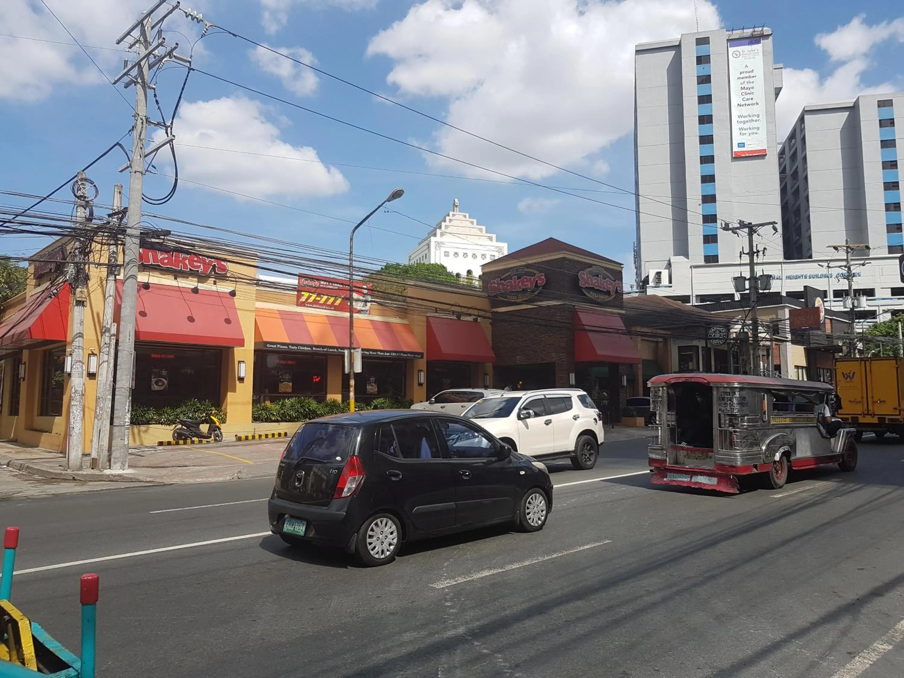 Restaurant/places to eat in New Manila Suites