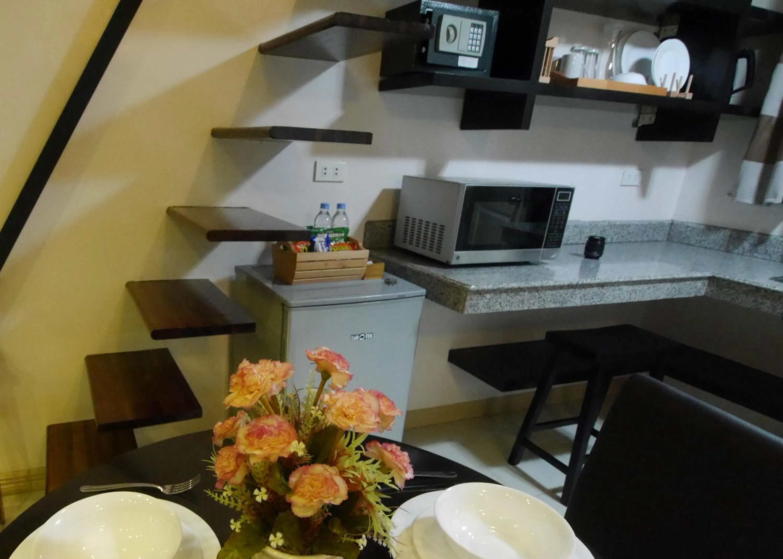 Kitchen or kitchenette in New Manila Suites