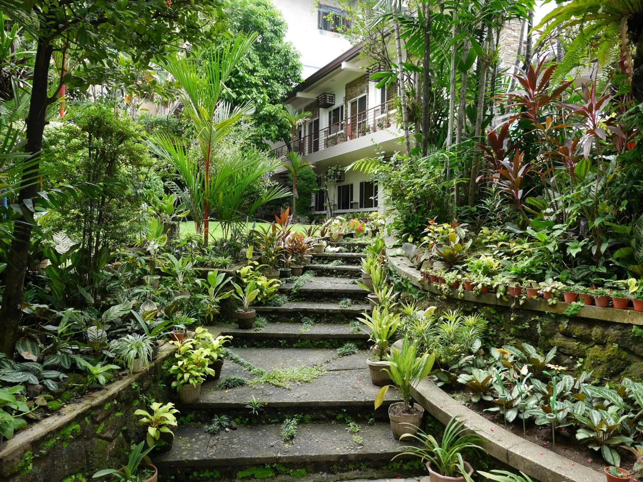 Facade/entrance in New Manila Suites