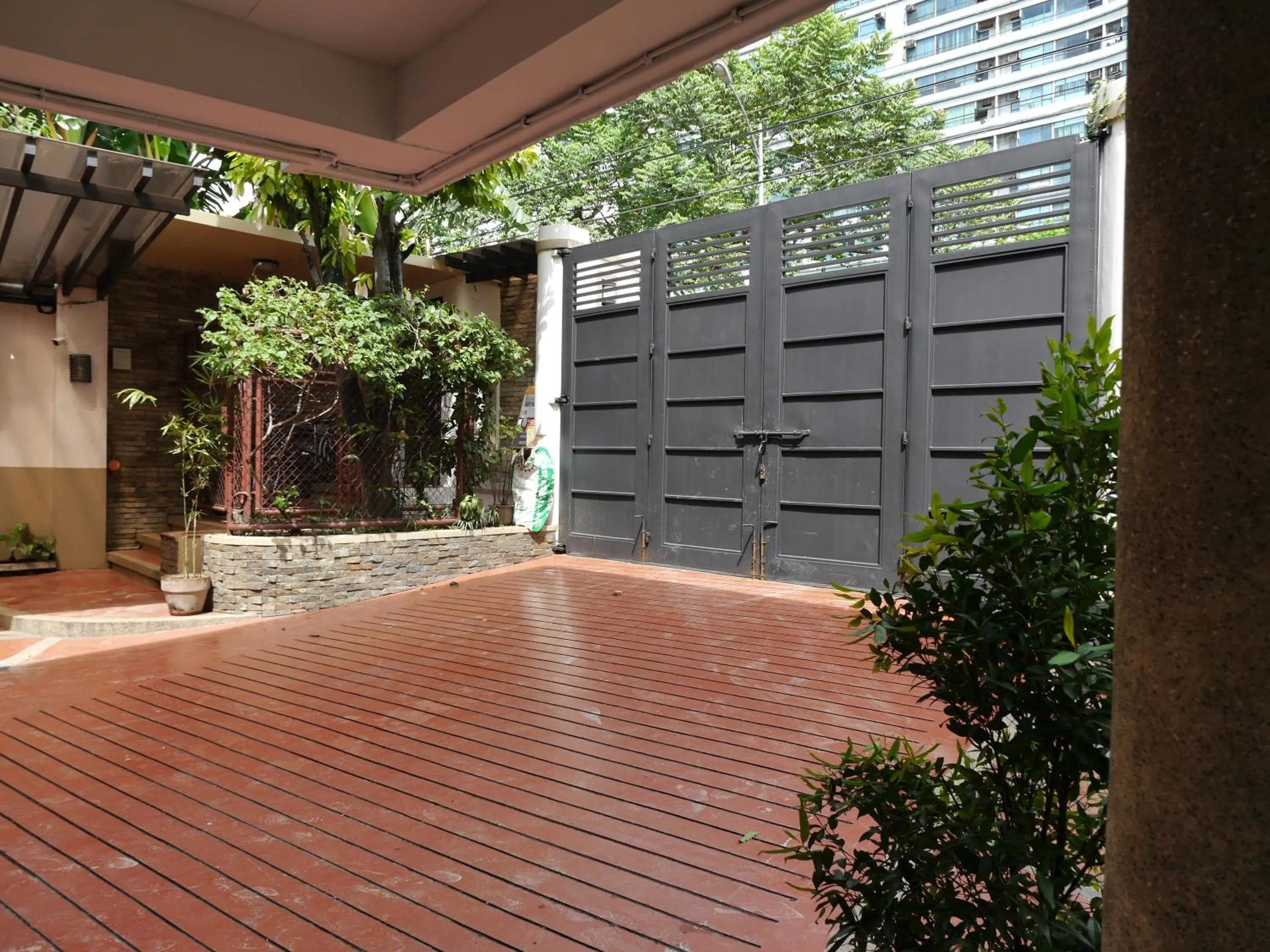 Facade/entrance in New Manila Suites