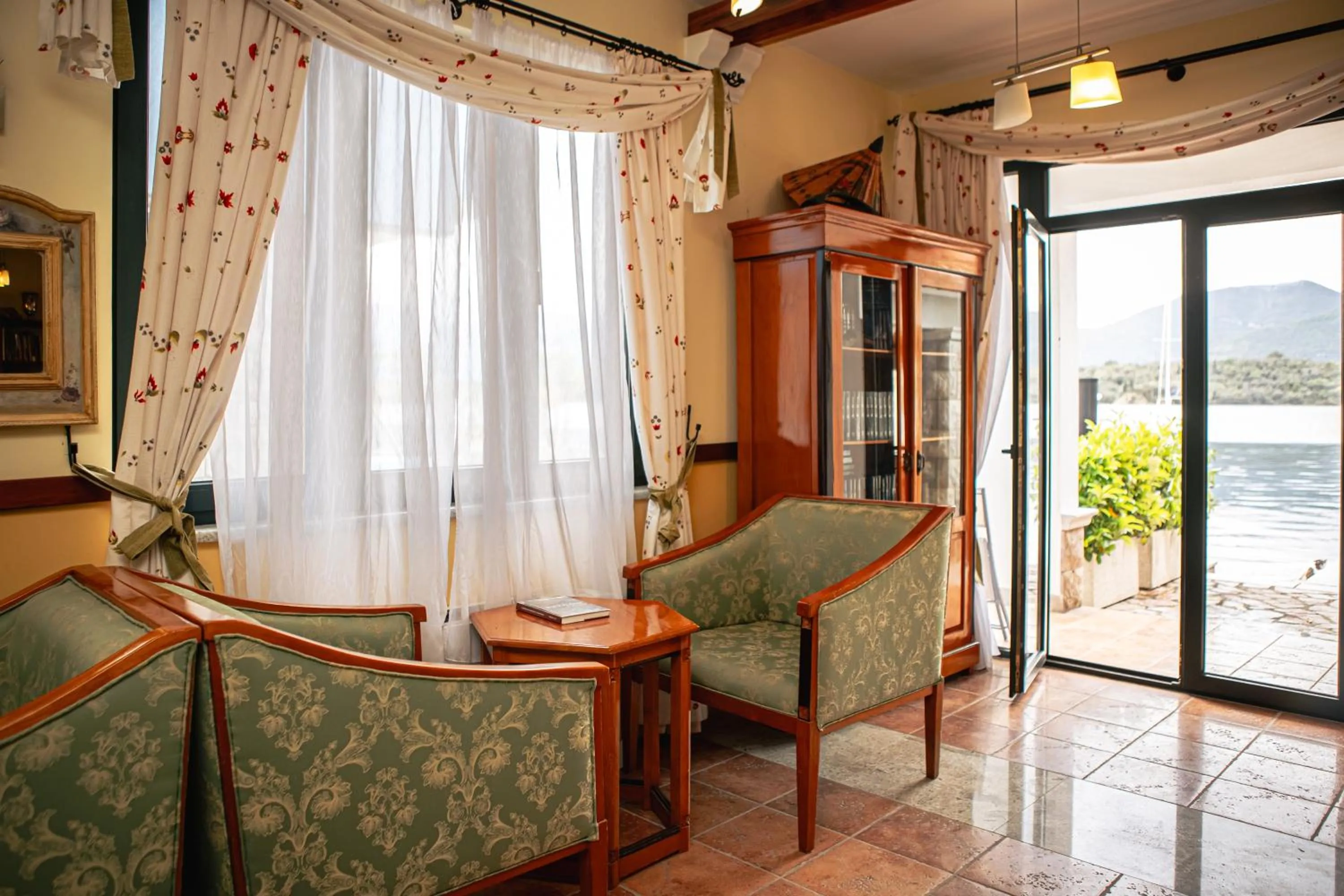 Communal lounge/ TV room in Apart-hotel Villa Lav