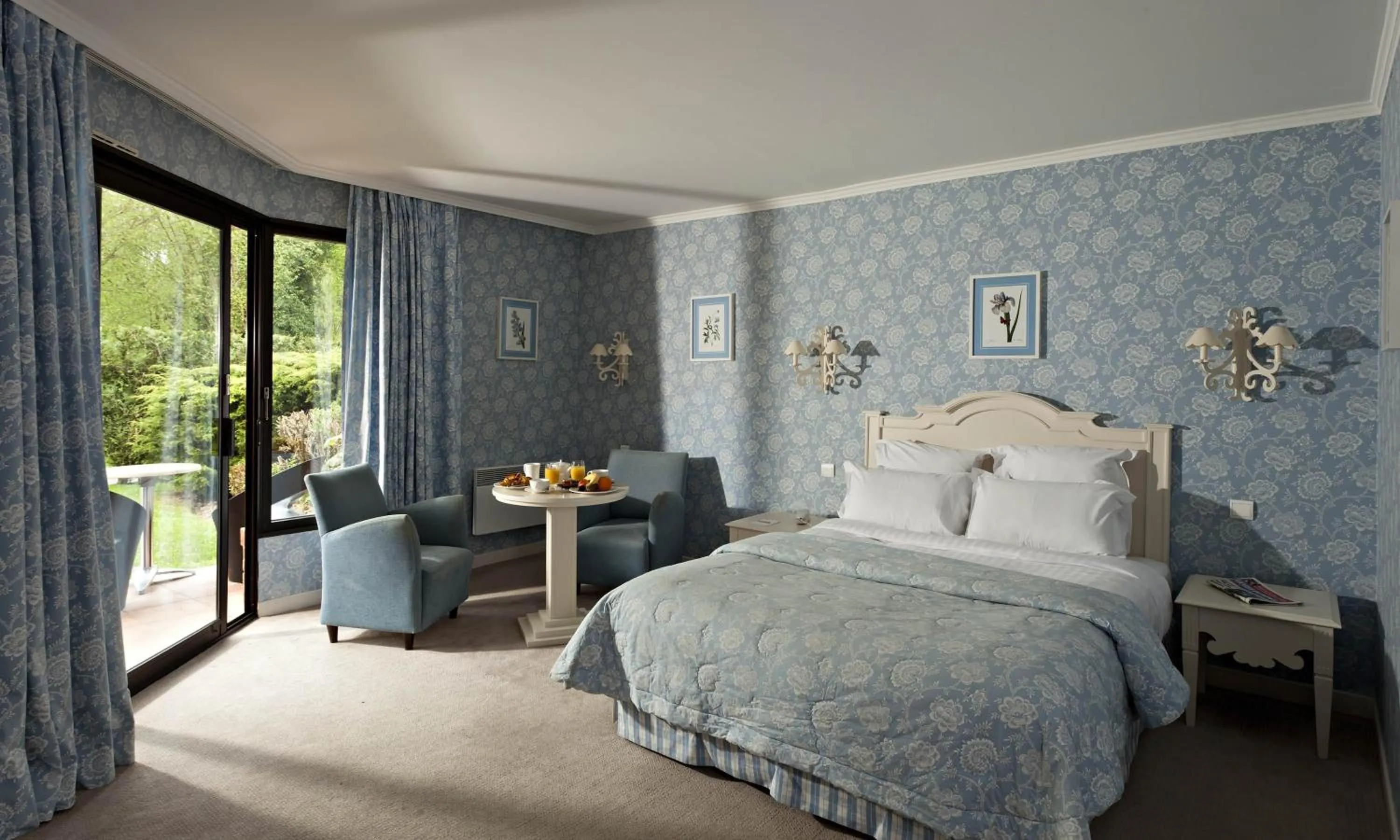 Balcony/Terrace, Bed in Hôtel Château Tilques