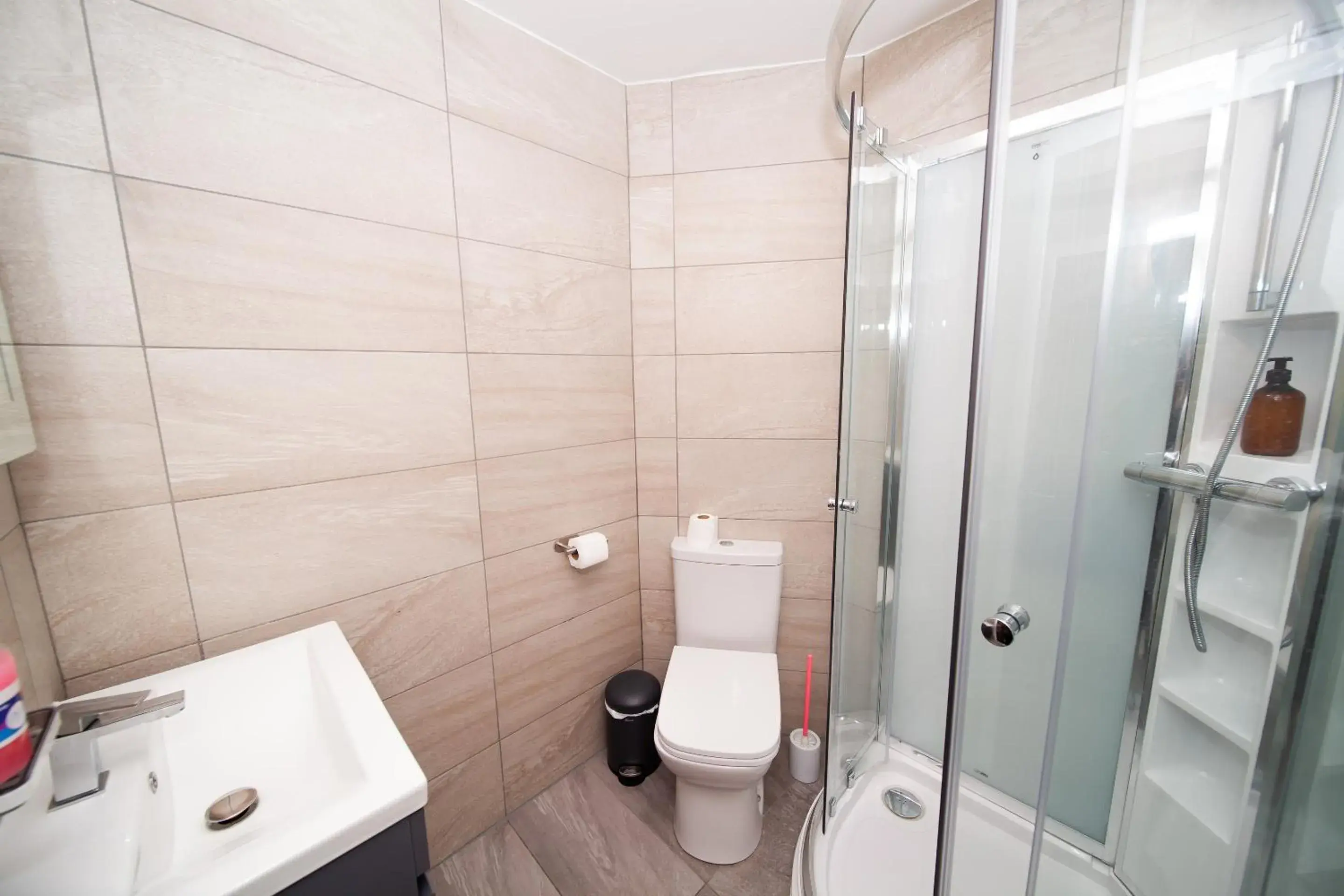 Bathroom in OYO The Arch, Wembly Stadium Bathroom in OYO The Arch, Wembly Stadium