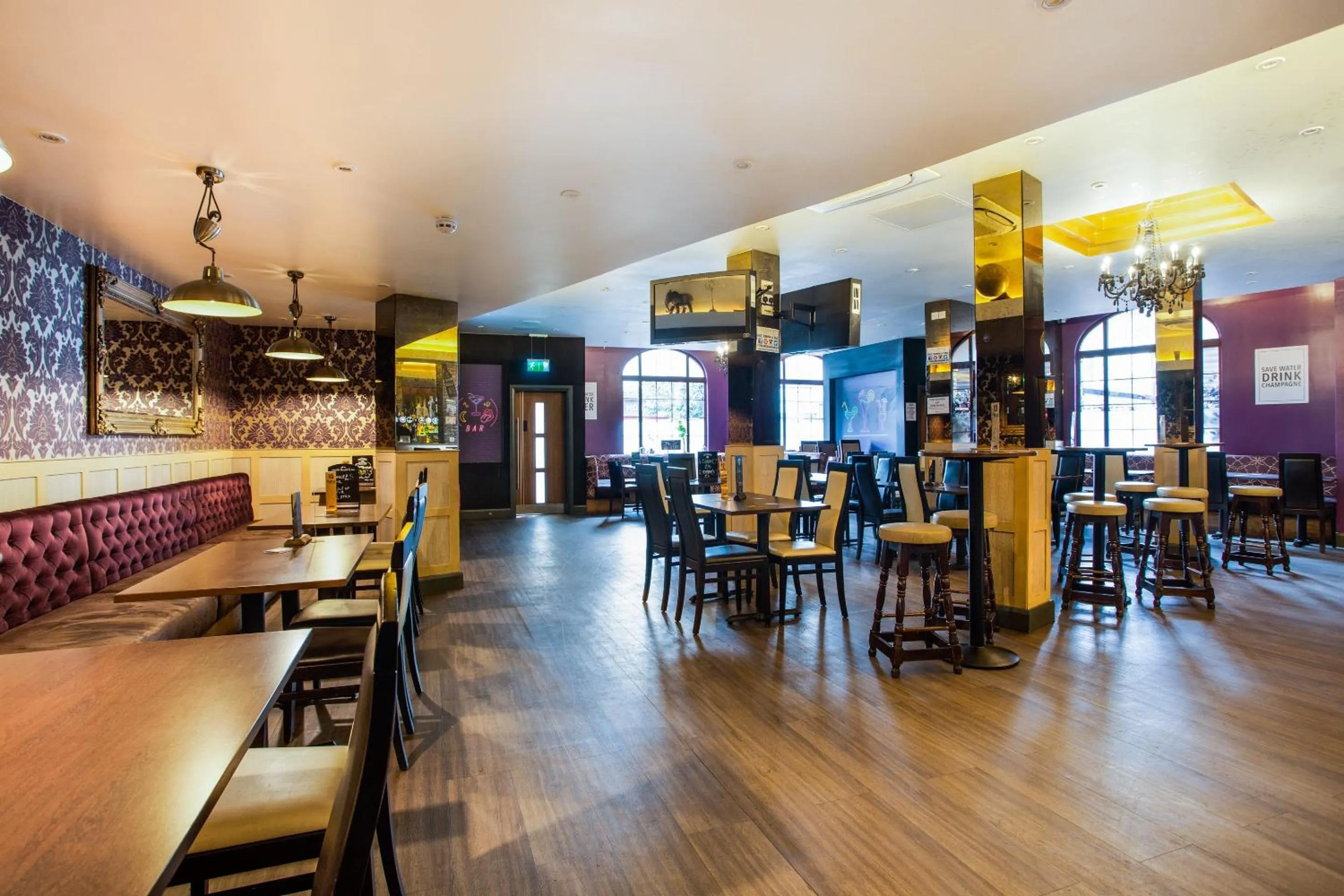 Restaurant/places to eat in OYO The Arch, Wembly Stadium