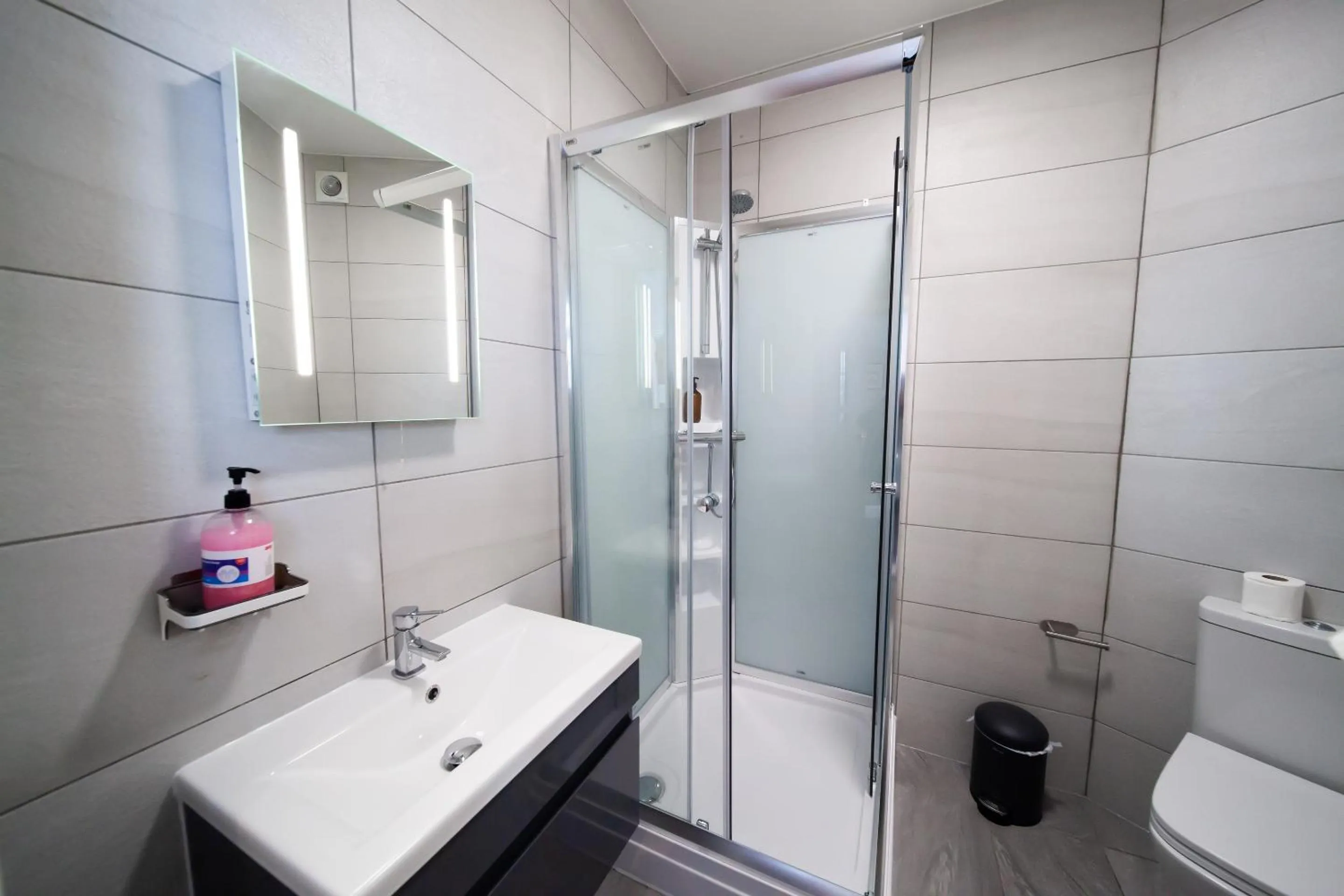 Bathroom in OYO The Arch, Wembly Stadium