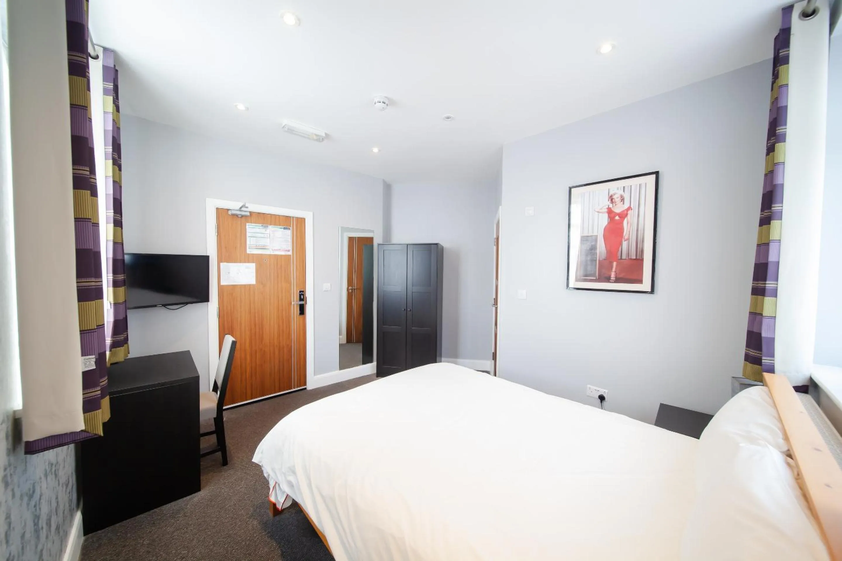 Bedroom, Bed in OYO The Arch, Wembly Stadium