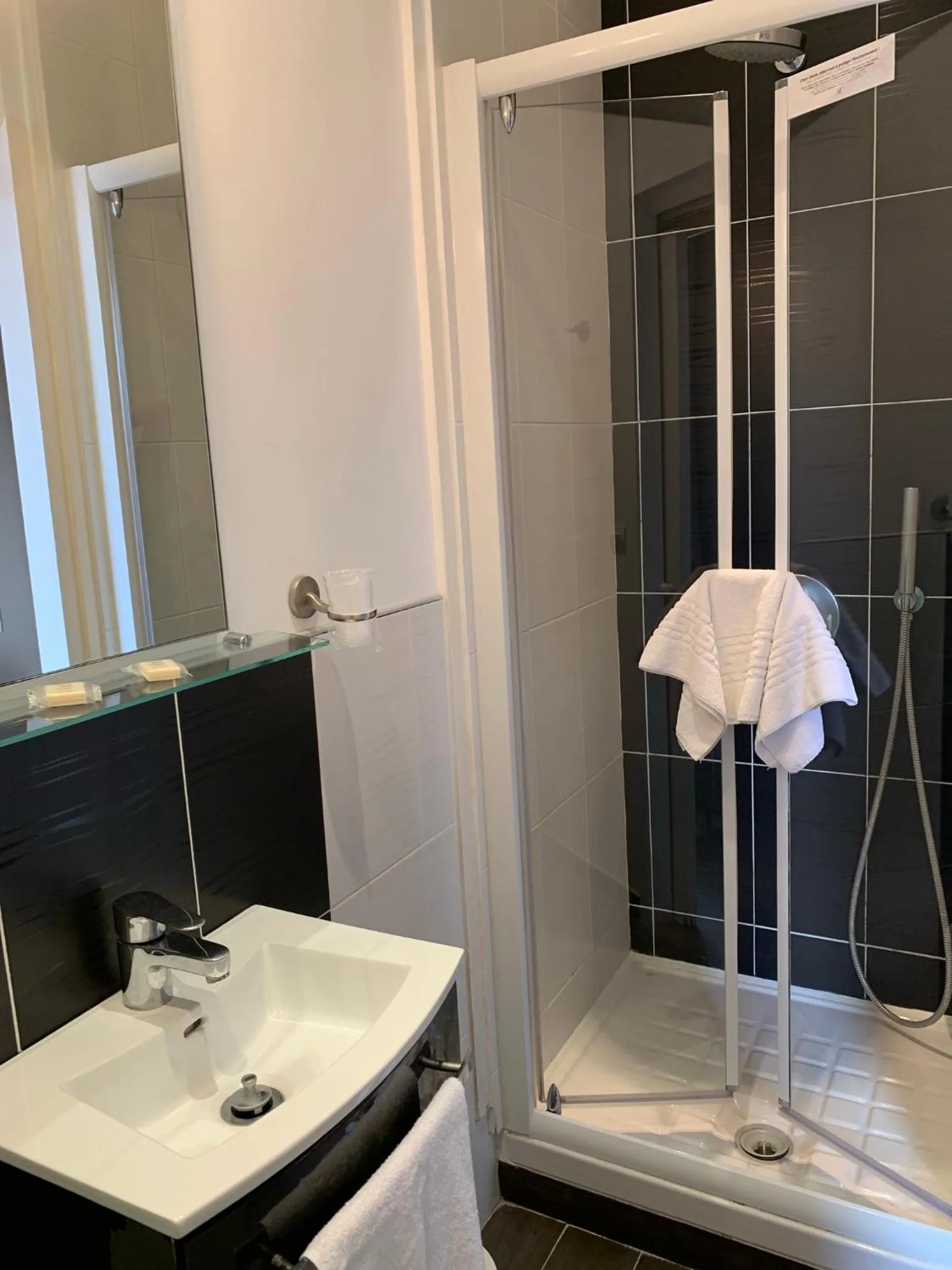 Shower in Hôtel Le Caddy