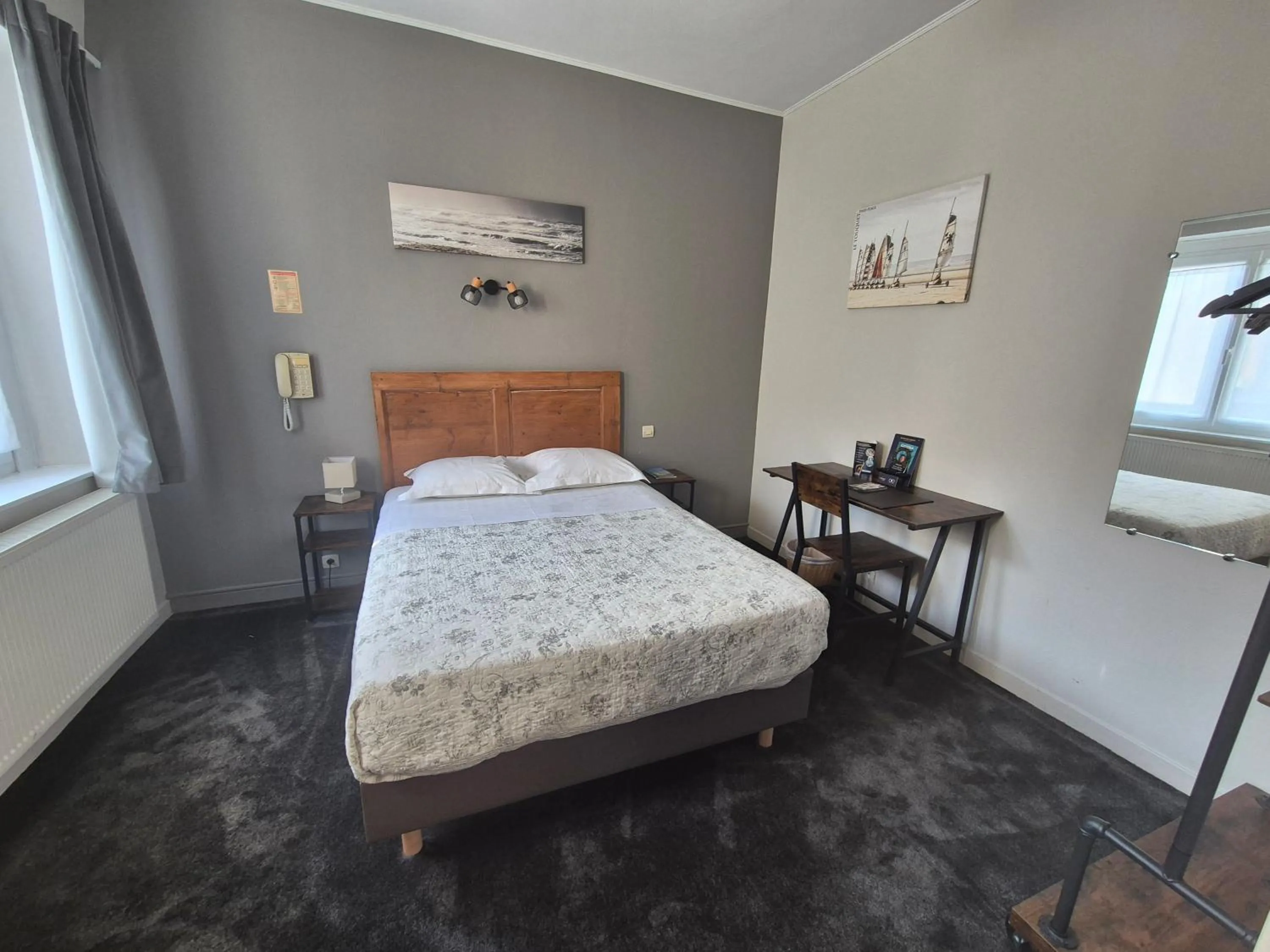 Bed in Hôtel Le Caddy