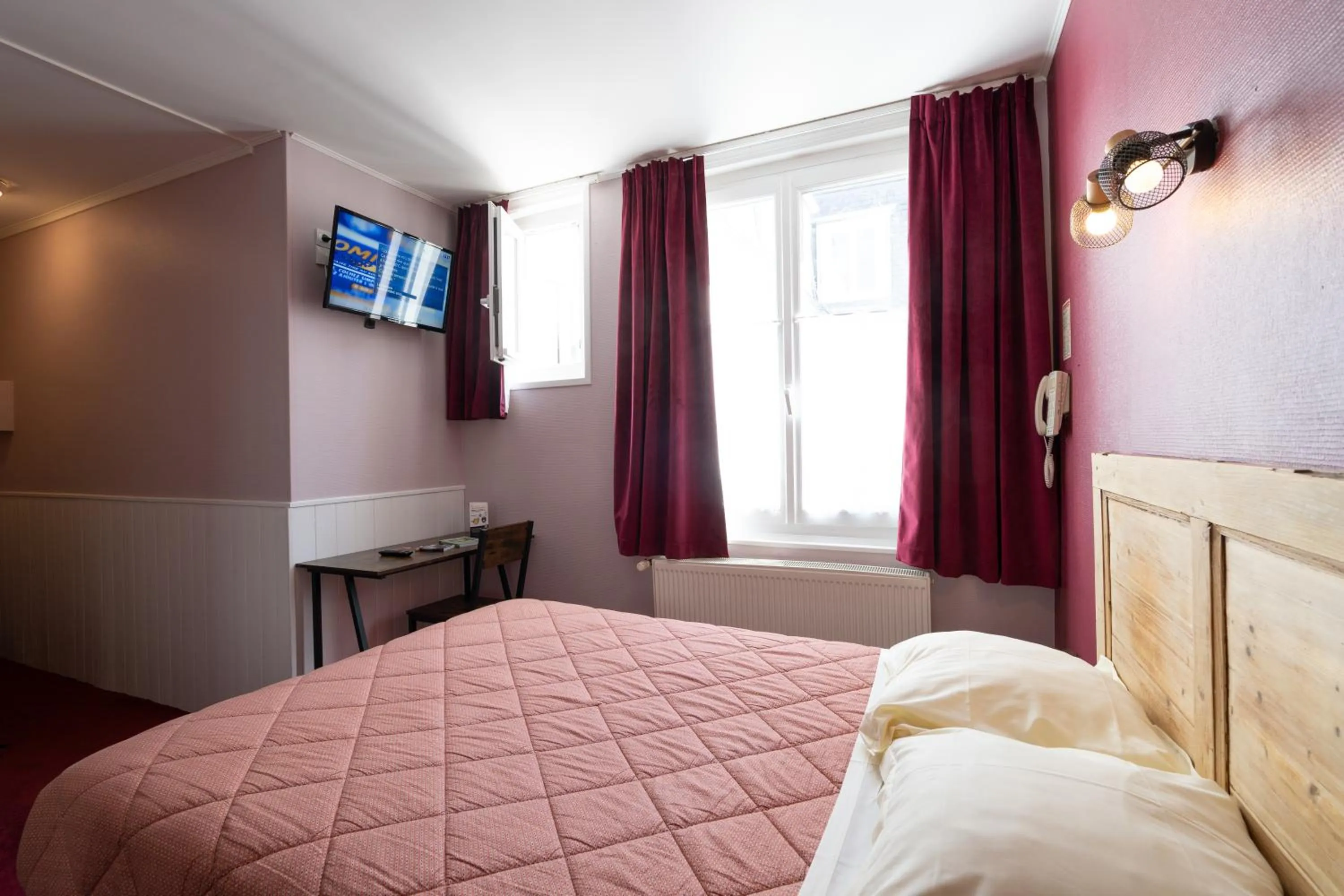 Bed in Hôtel Le Caddy