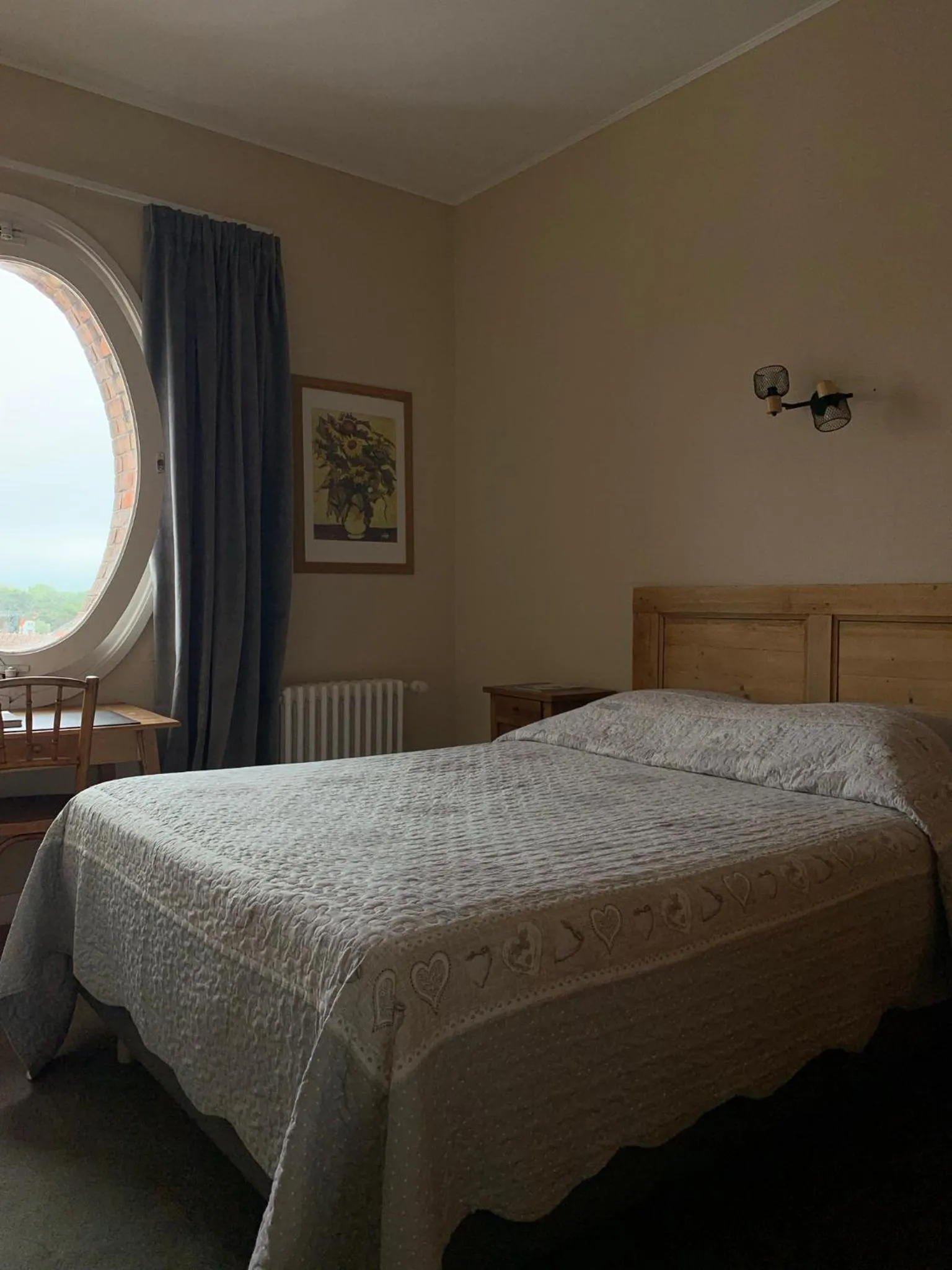 Bed in Hôtel Le Caddy