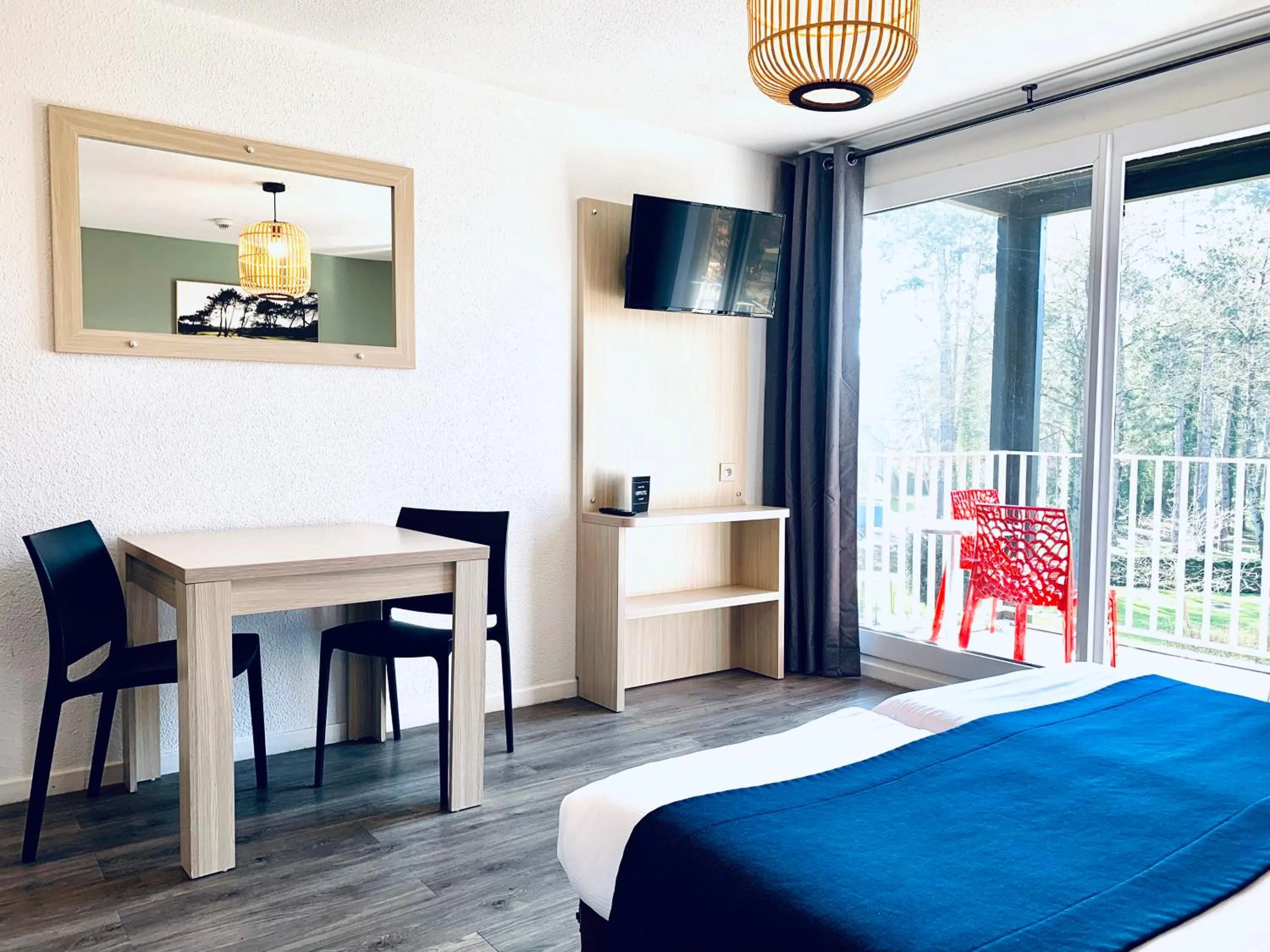 Dining area, Bed in Hippotel