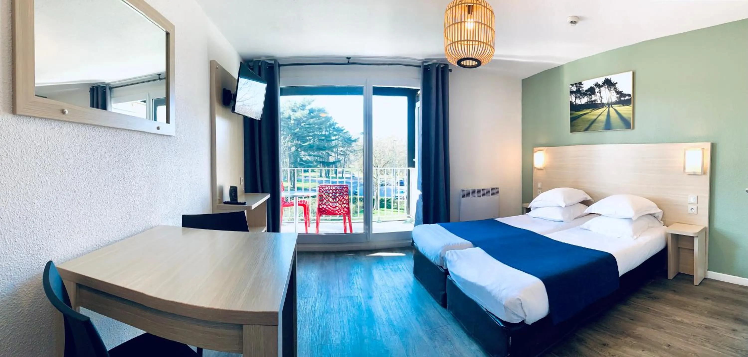 Photo of the whole room, Bed in Hippotel