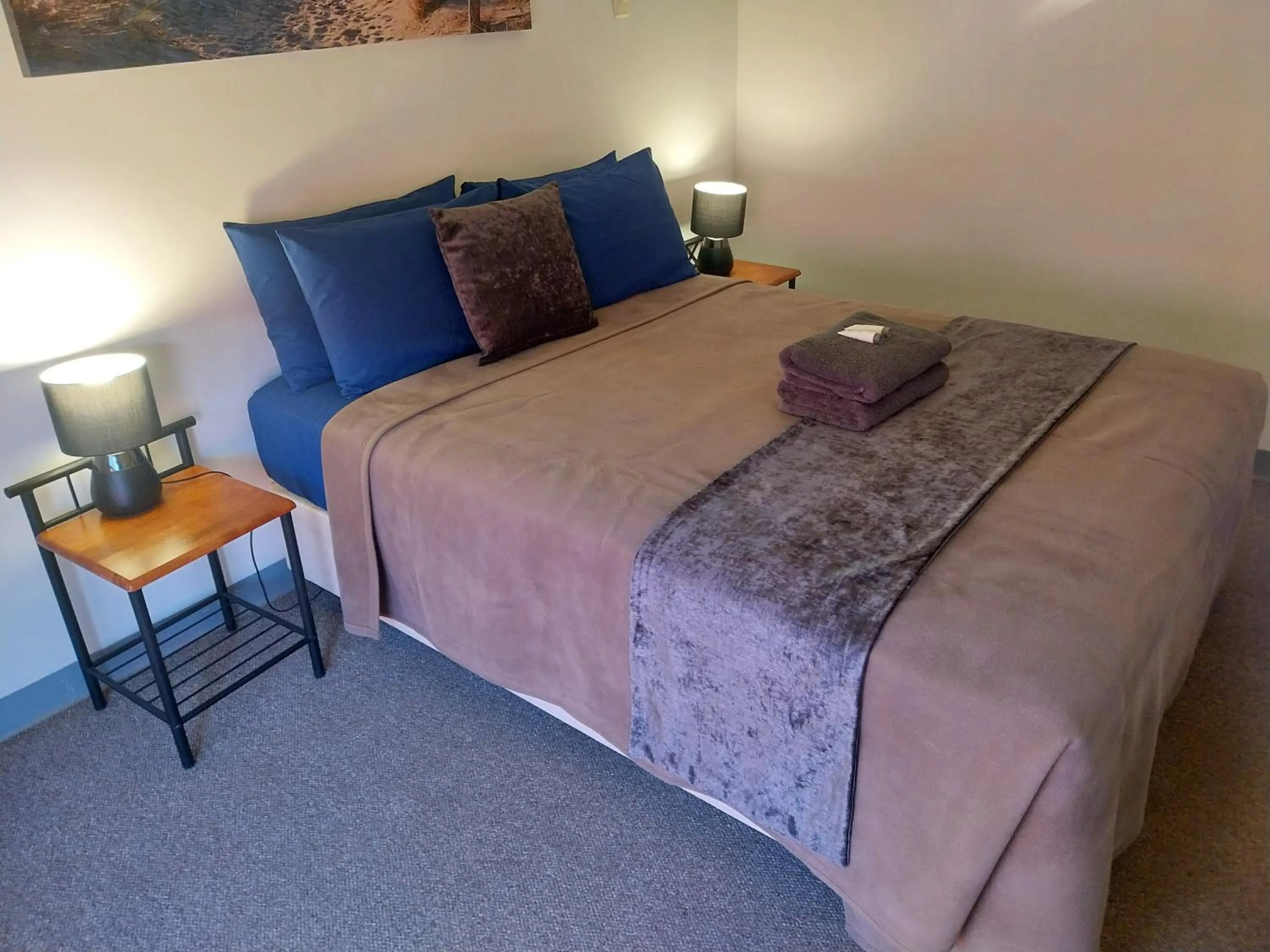 Bed in Carnarvon Central Apartments