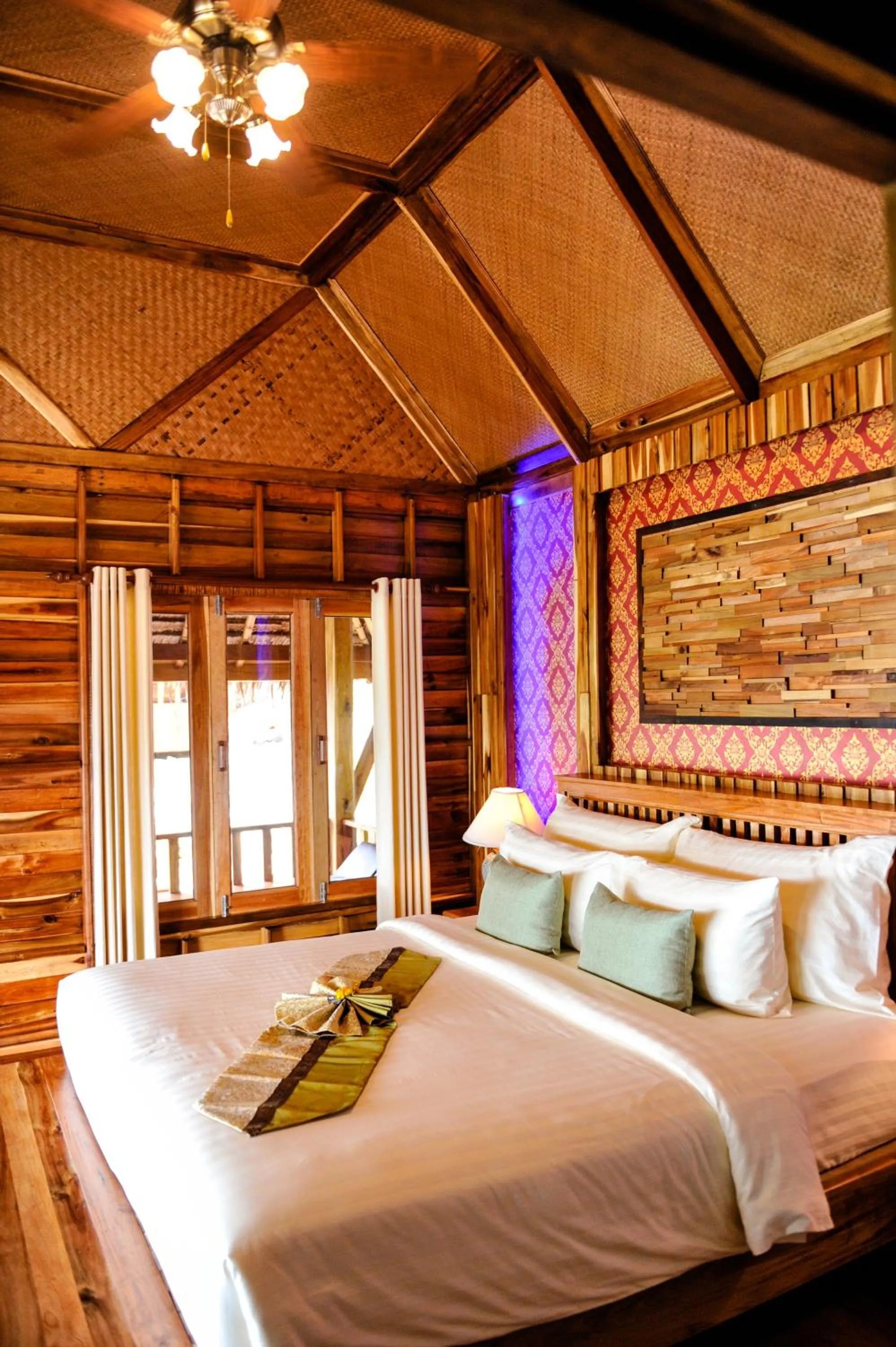Bed in Phi Phi Phu Chalet Resort