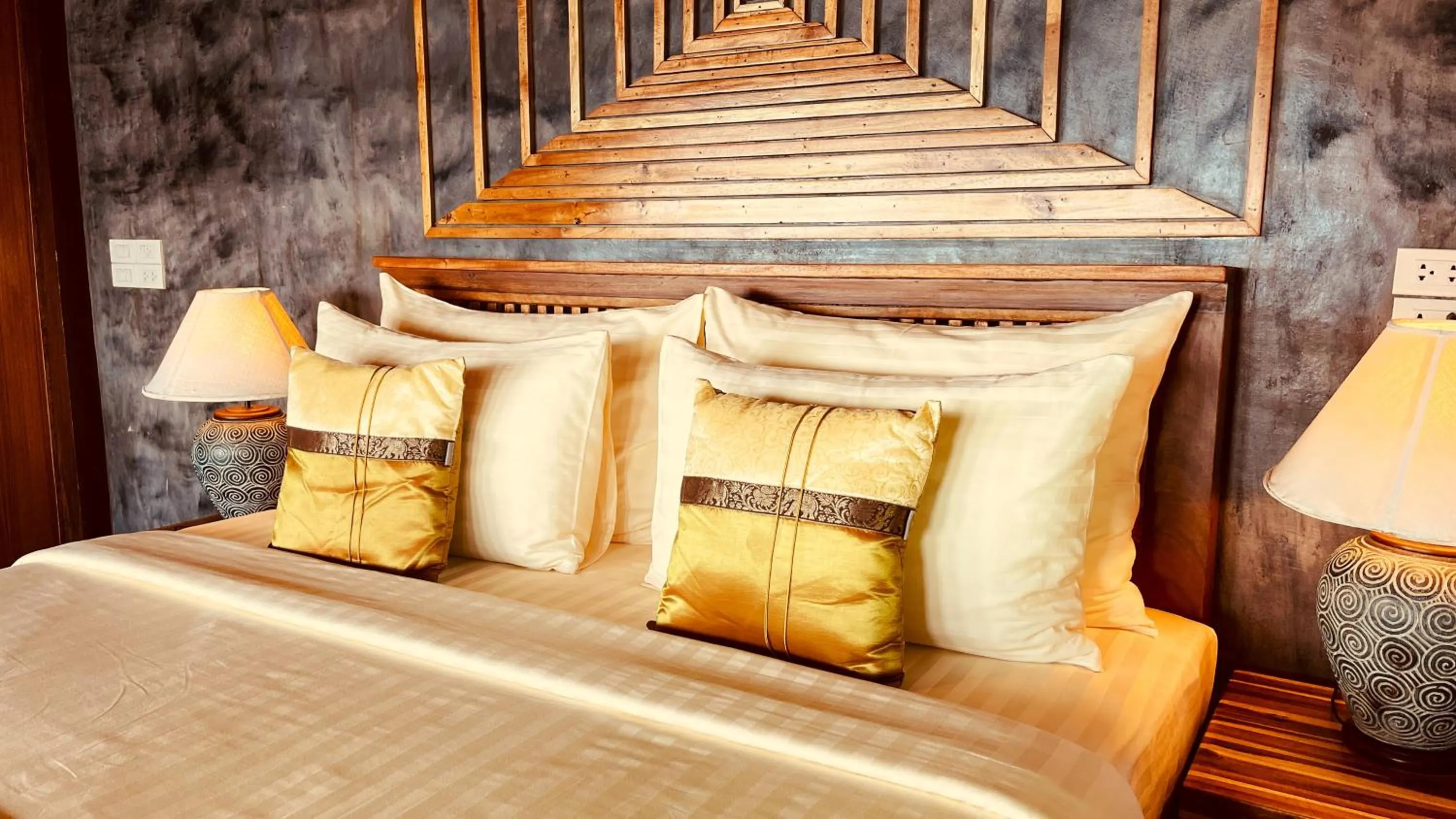 Bed in Phi Phi Phu Chalet Resort