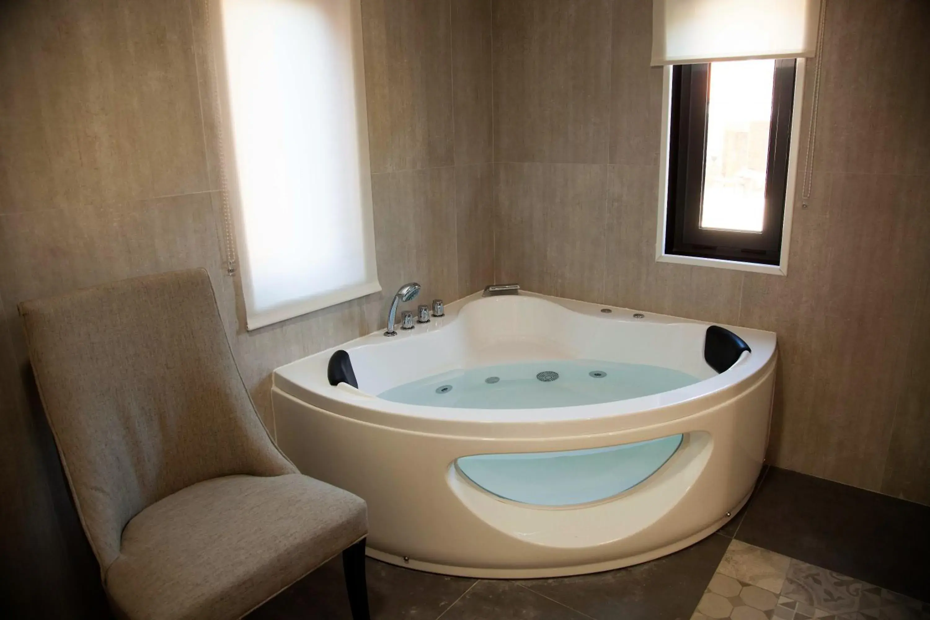 Double Room with Spa Bath in Quinta do Caminho, AL Double Room with Spa Bath in Quinta do Caminho, AL