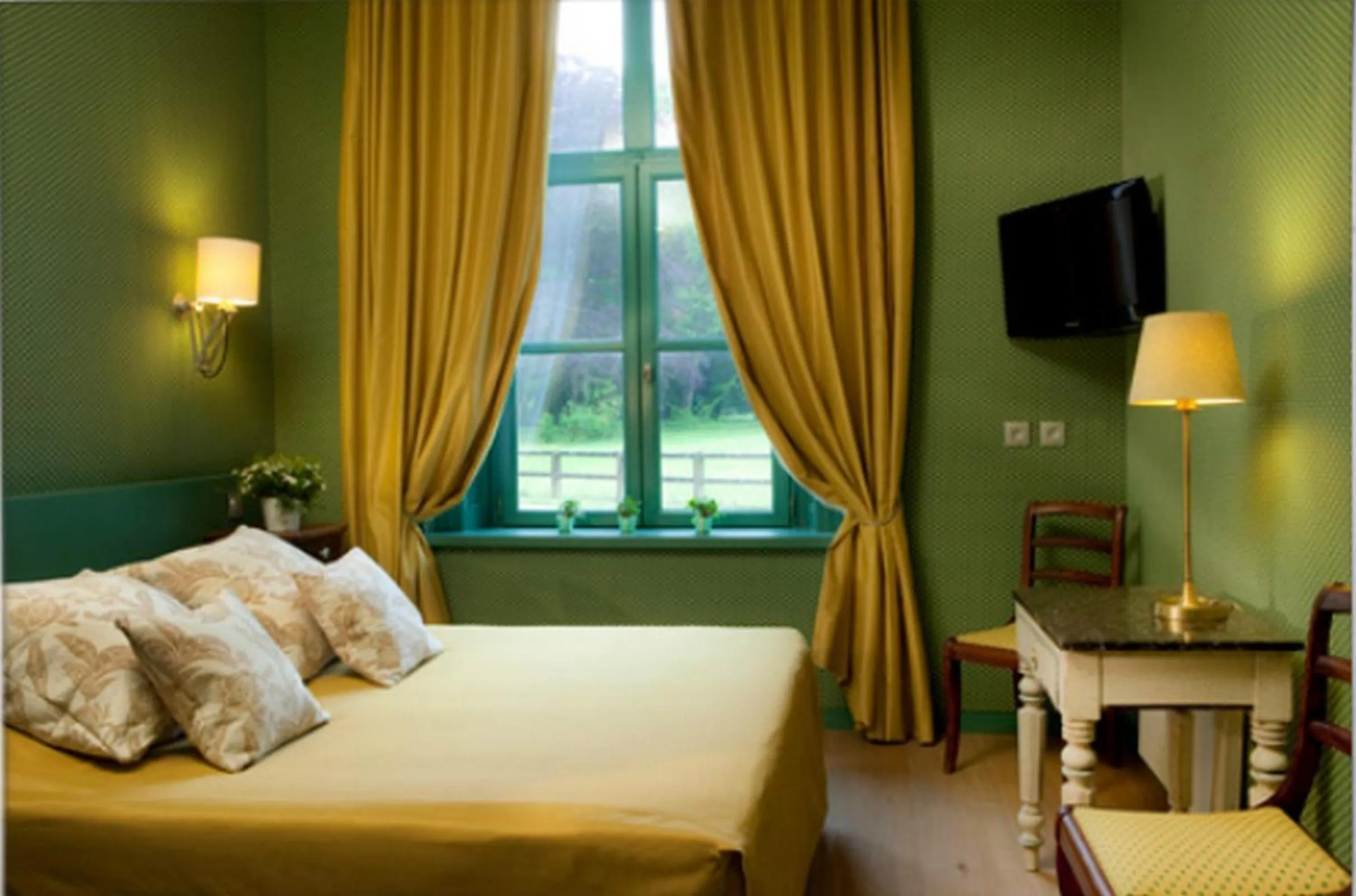 Photo of the whole room, Bed in Château De Cocove