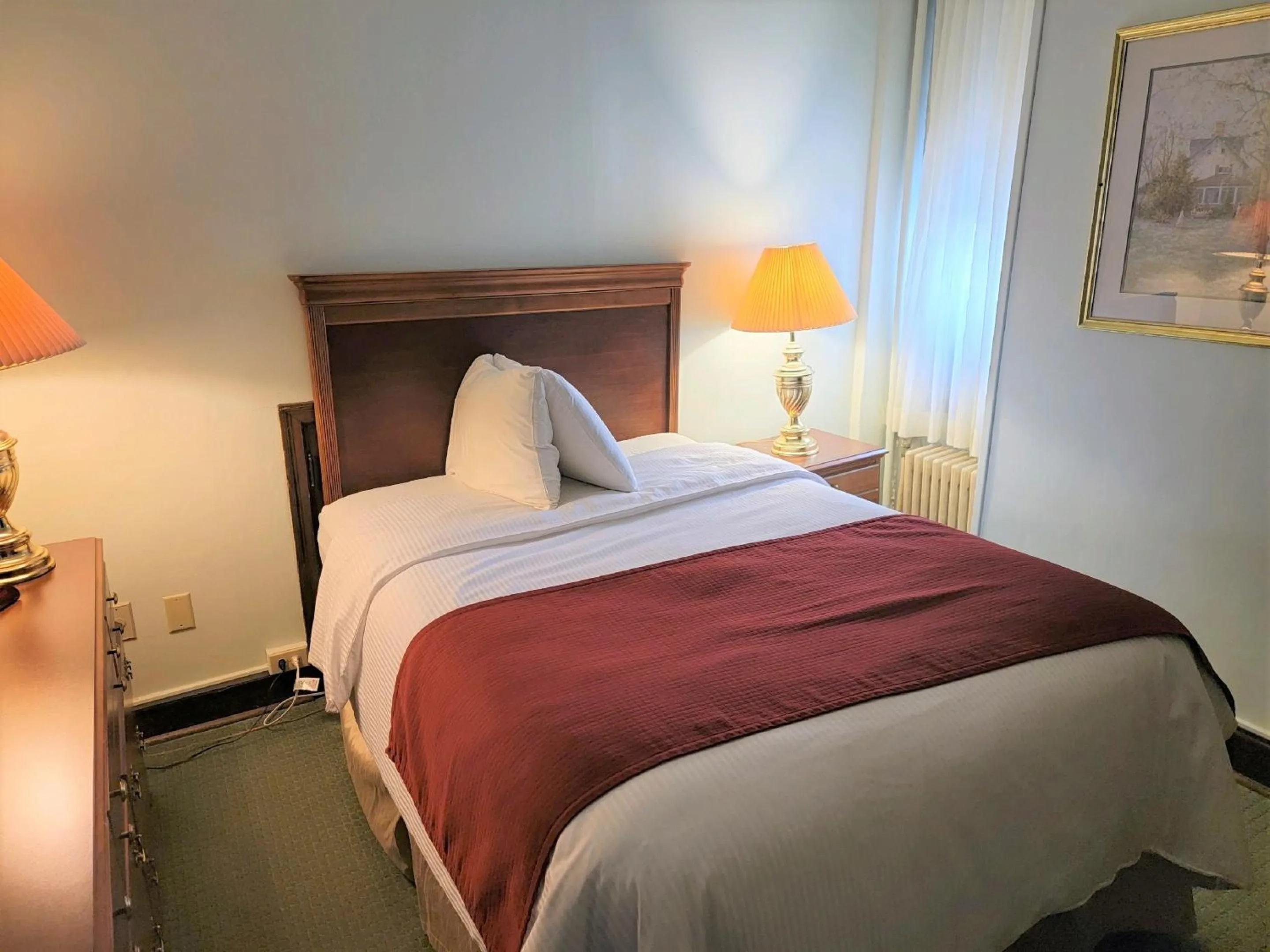 Bed in Penn Wells Hotel