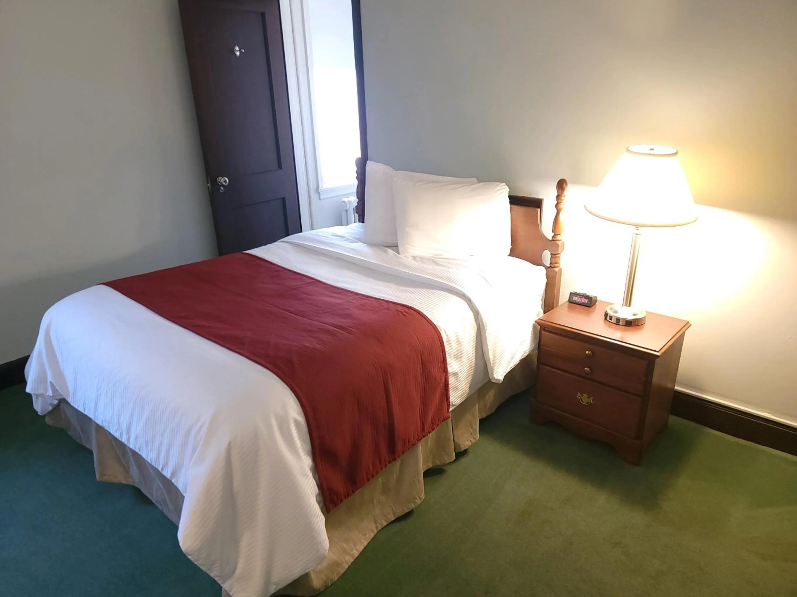 Bed in Penn Wells Hotel