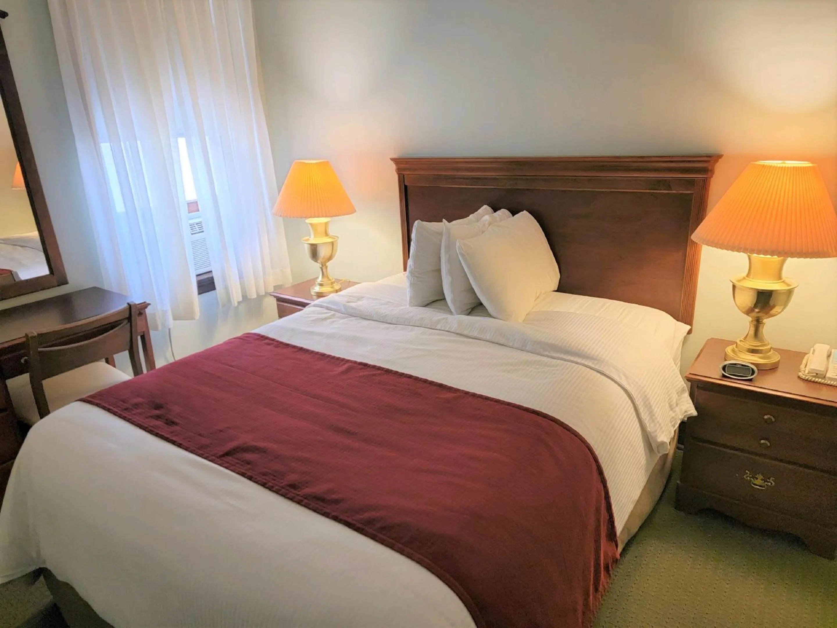 Bed in Penn Wells Hotel