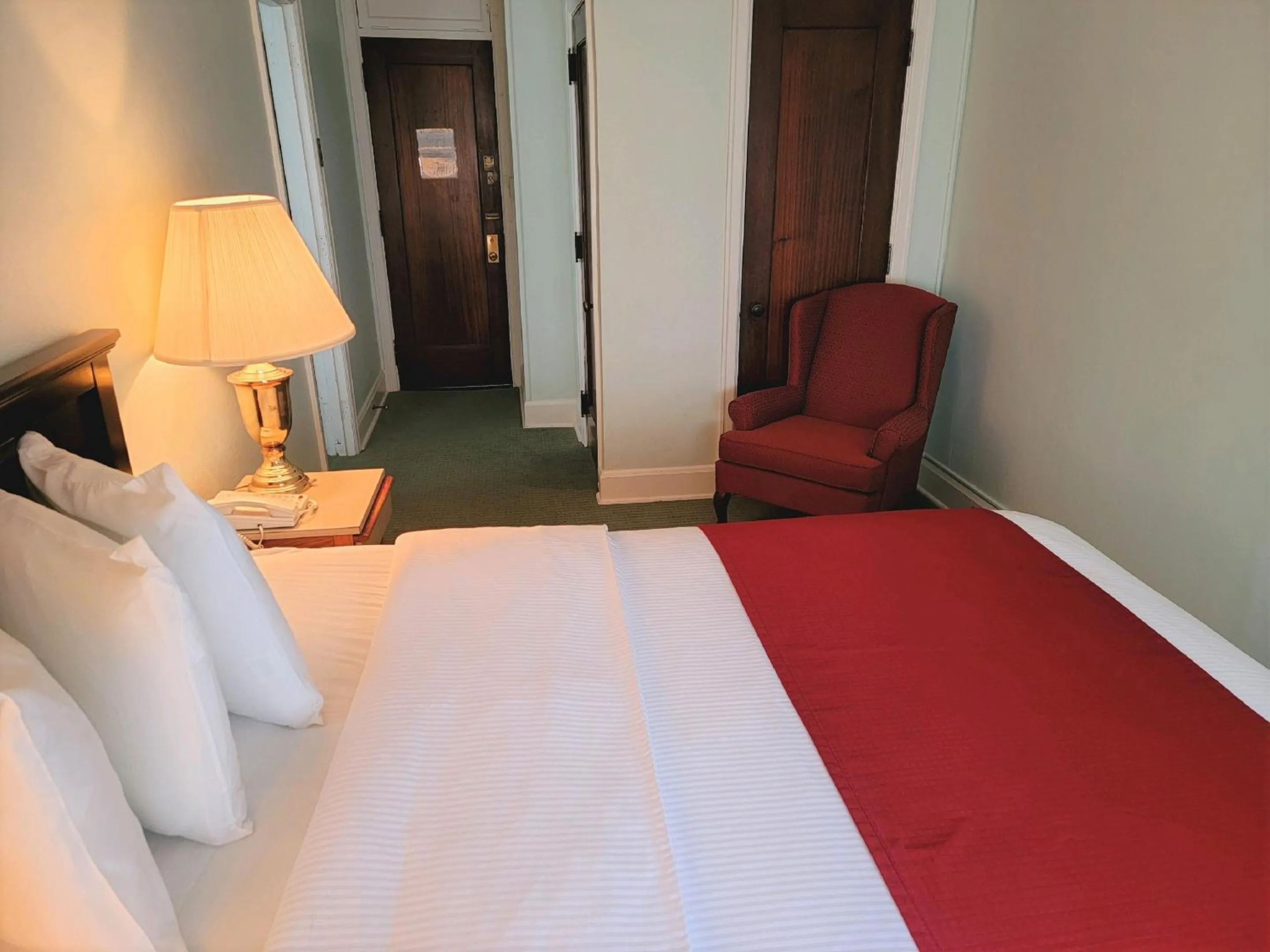 Bed in Penn Wells Hotel