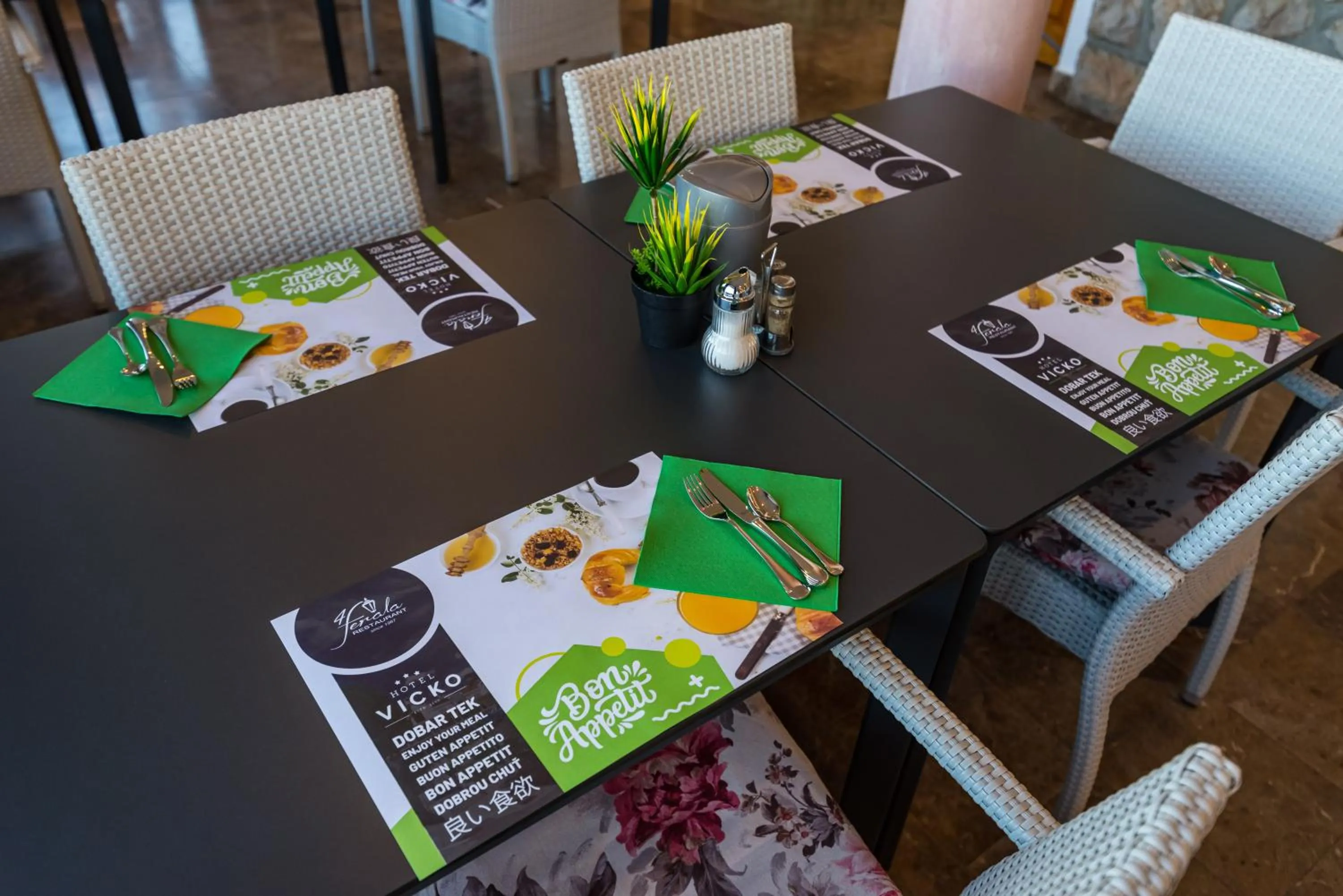 Restaurant/places to eat in Hotel Vicko