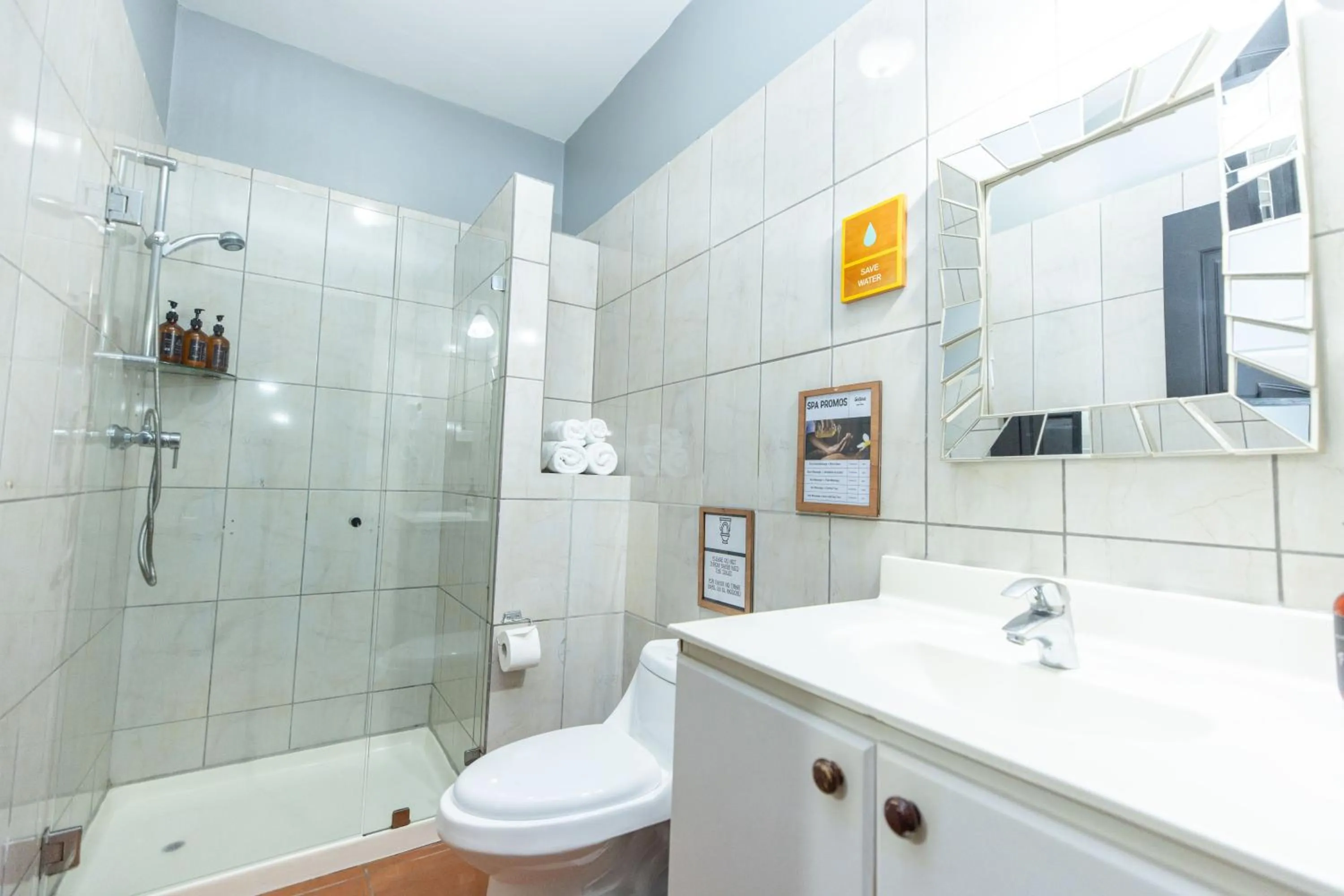 Shower in Selina San Jose