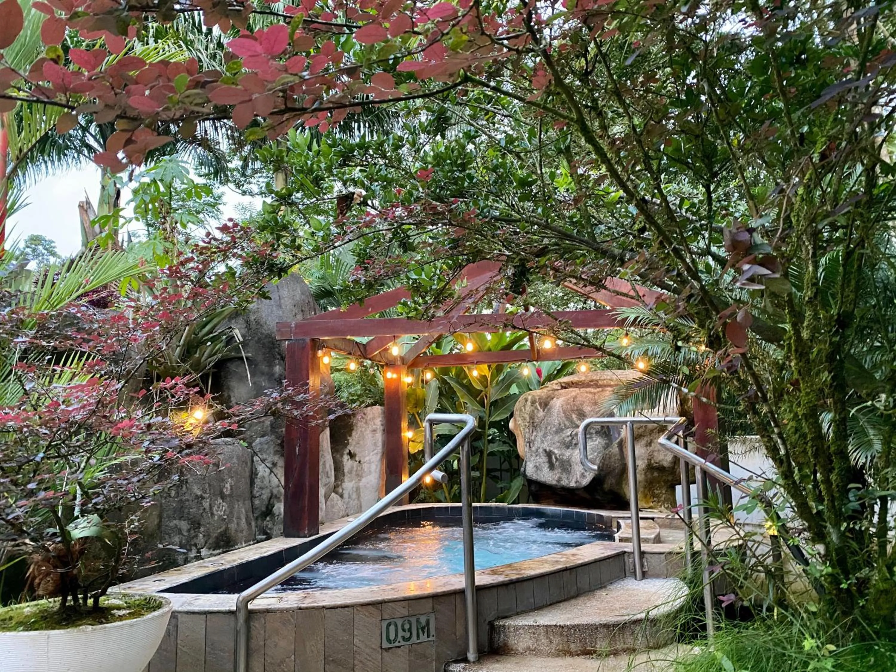 Swimming pool in Paradise Hot Springs - Thermal Water & Volcano Views