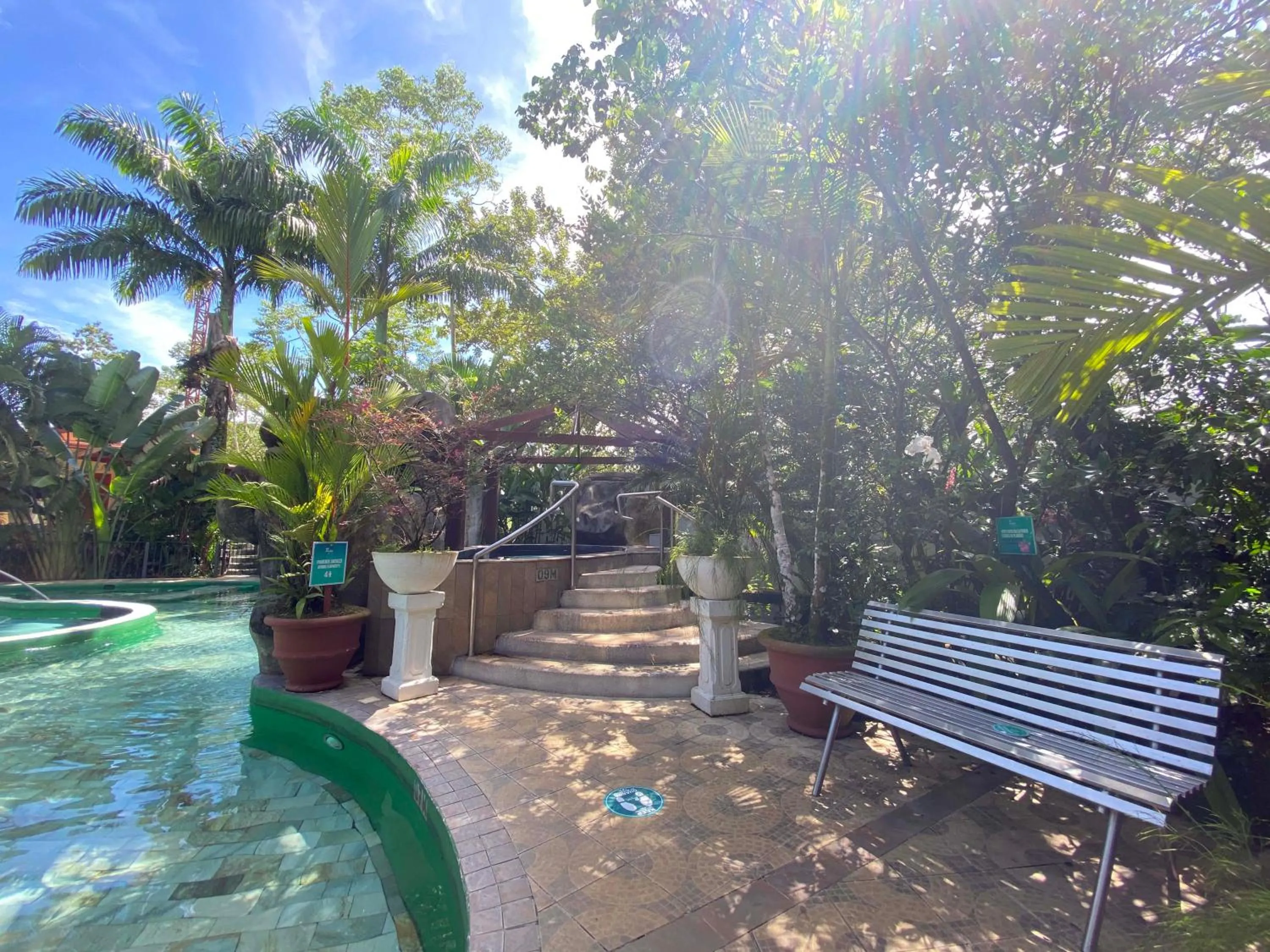 Swimming pool in Paradise Hot Springs - Thermal Water & Volcano Views