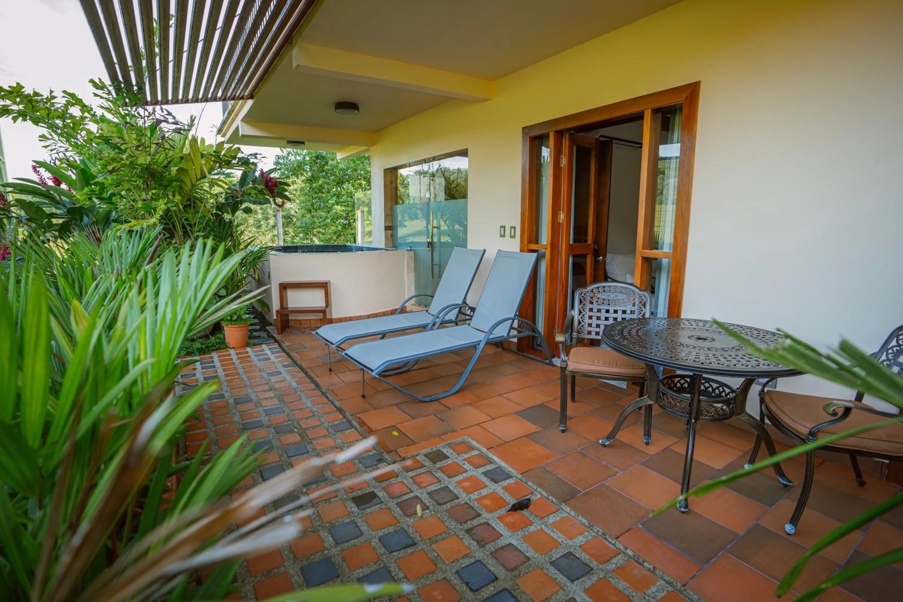 Patio in Paradise Hot Springs - Thermal Water & Volcano Views