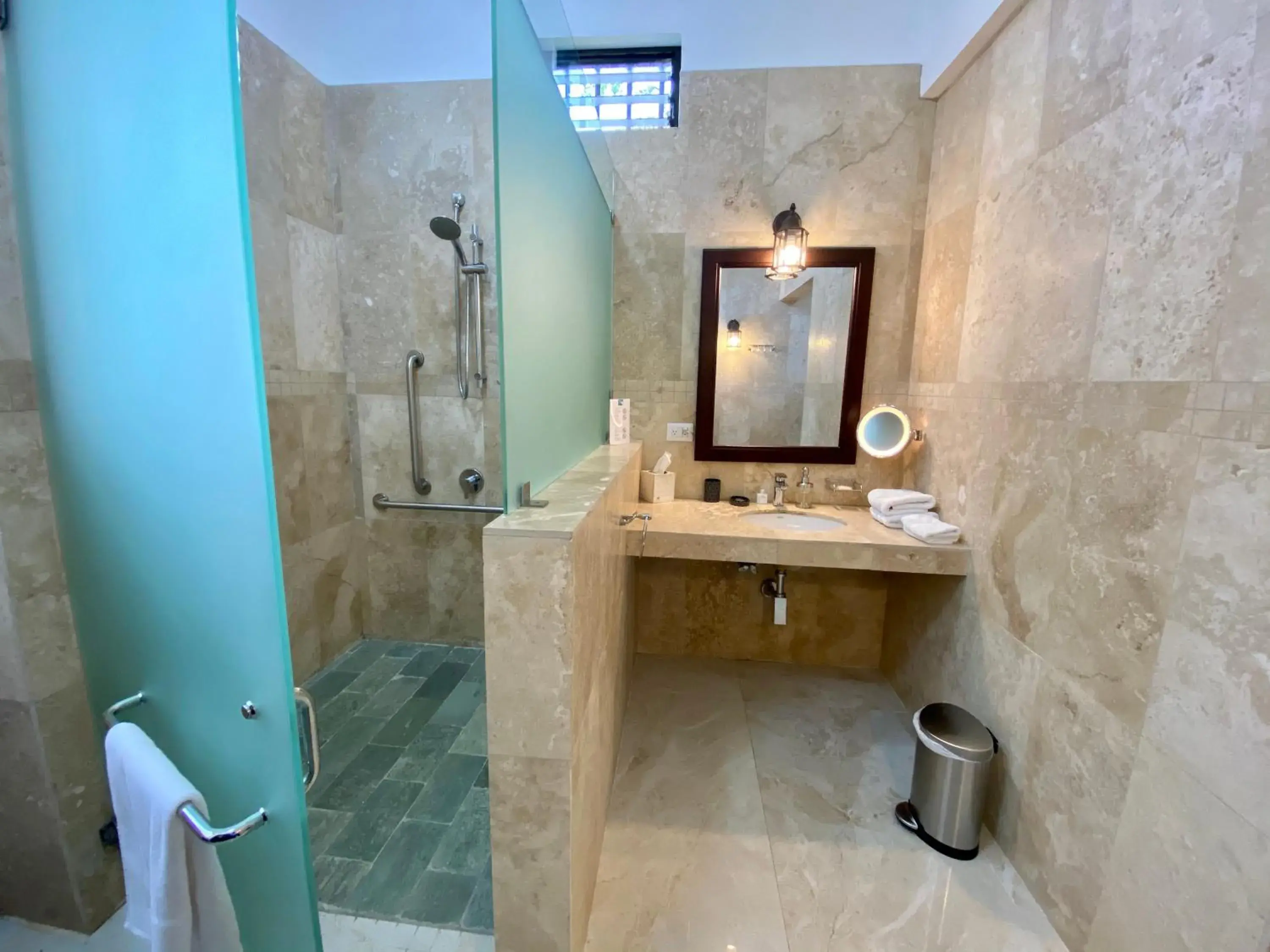 Toilet in Paradise Hot Springs - Thermal Water & Volcano Views Toilet in Paradise Hot Springs - Thermal Water & Volcano Views