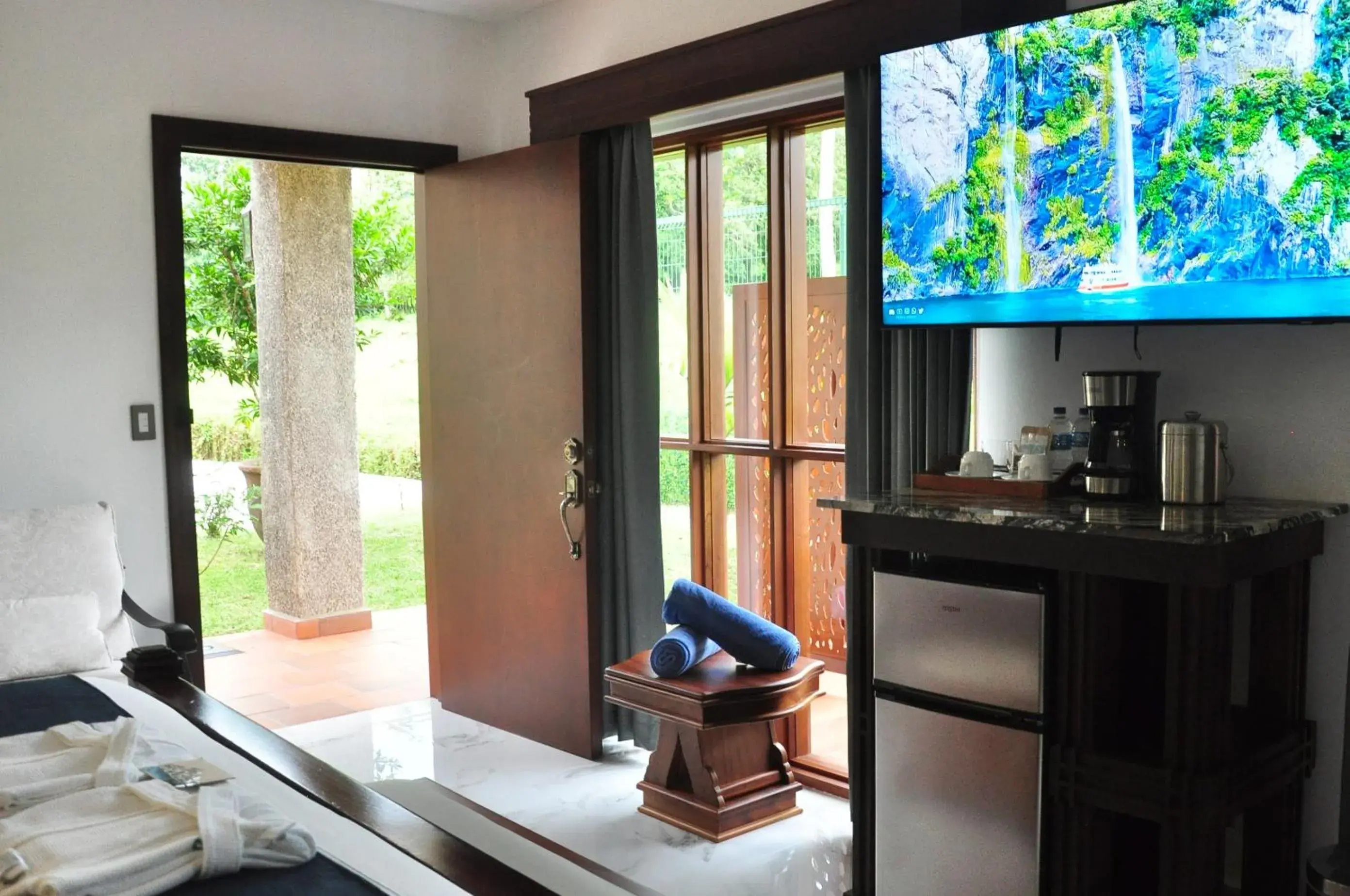 TV and multimedia in Paradise Hot Springs - Thermal Water & Volcano Views TV and multimedia in Paradise Hot Springs - Thermal Water & Volcano Views