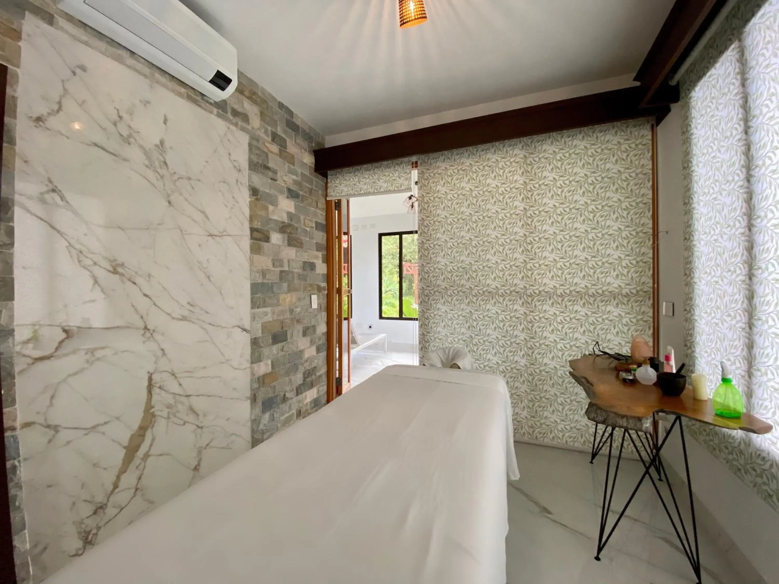 Spa and wellness centre/facilities, Bed in Paradise Hot Springs - Thermal Water & Volcano Views Spa and wellness centre/facilities, Bed in Paradise Hot Springs - Thermal Water & Volcano Views