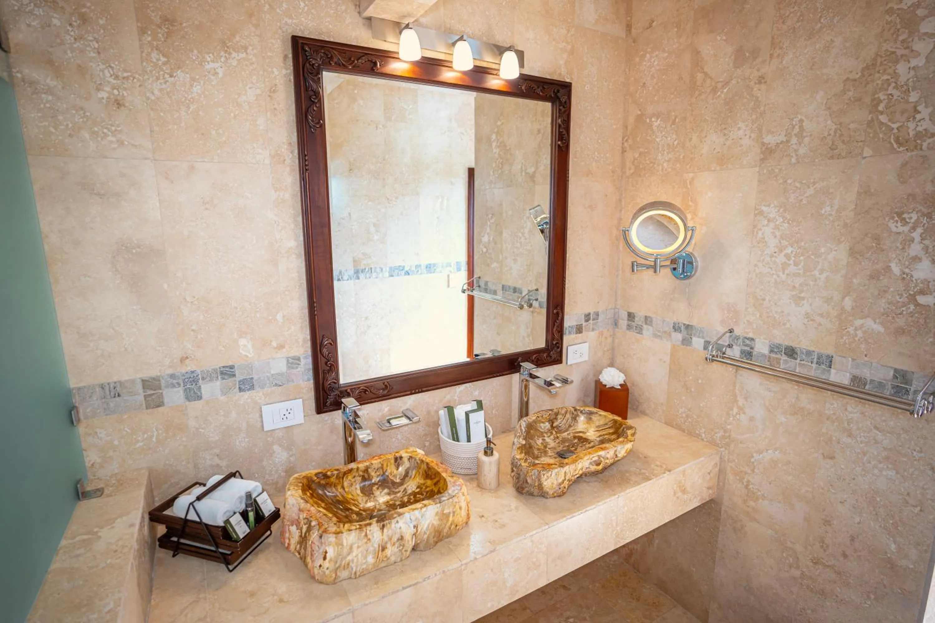 Bathroom in Paradise Hot Springs - Thermal Water & Volcano Views