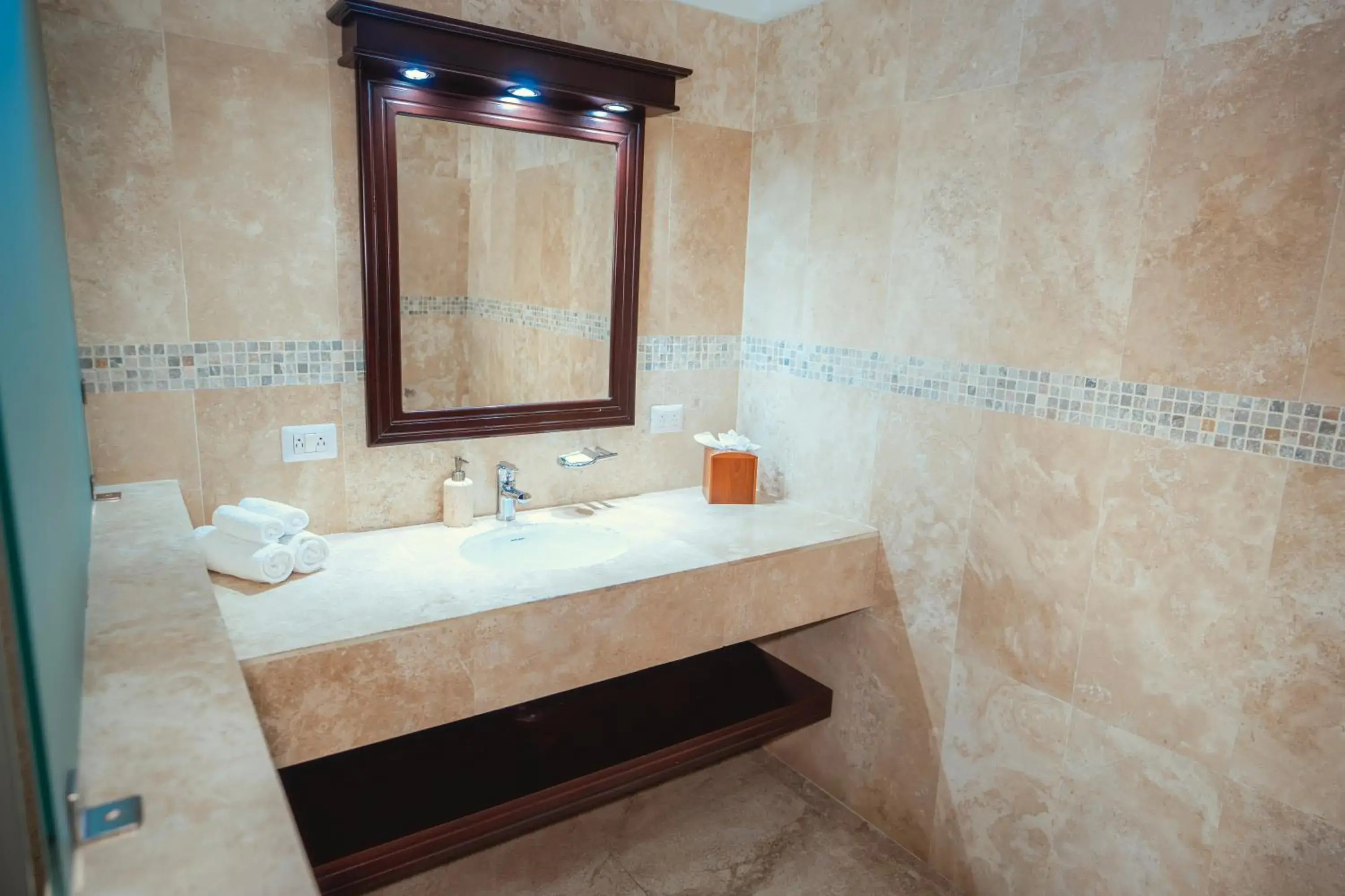 Bathroom in Paradise Hot Springs - Thermal Water & Volcano Views Bathroom in Paradise Hot Springs - Thermal Water & Volcano Views