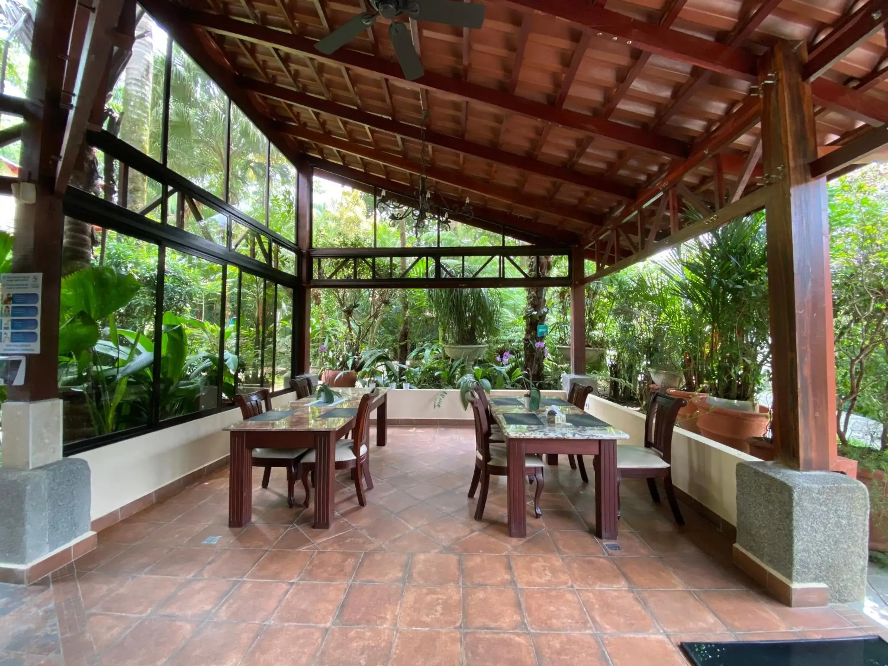 Restaurant/places to eat in Paradise Hot Springs - Thermal Water & Volcano Views Restaurant/places to eat in Paradise Hot Springs - Thermal Water & Volcano Views