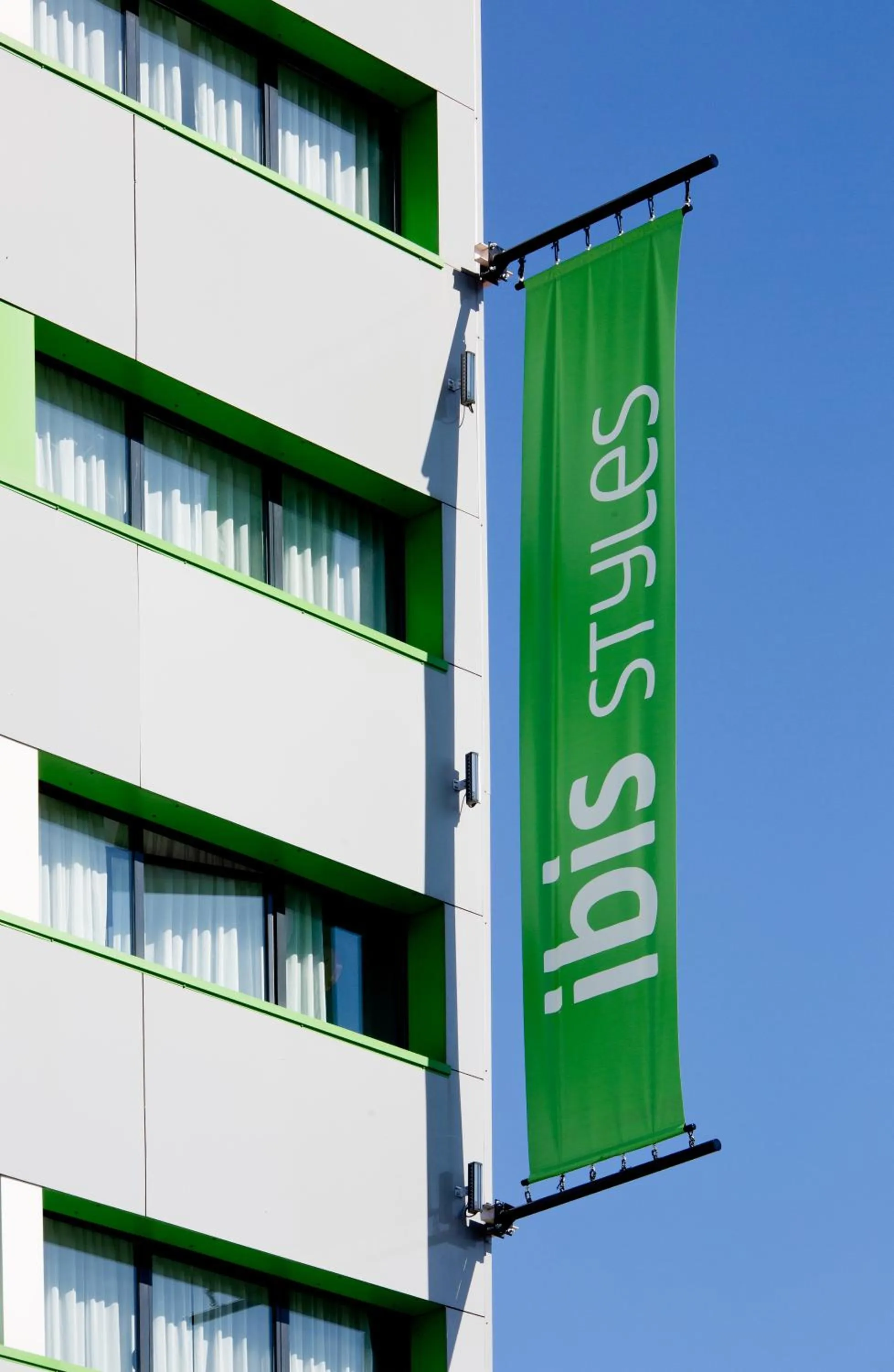 Facade/entrance in Hôtel ibis Styles Clermont-Ferrand Gare