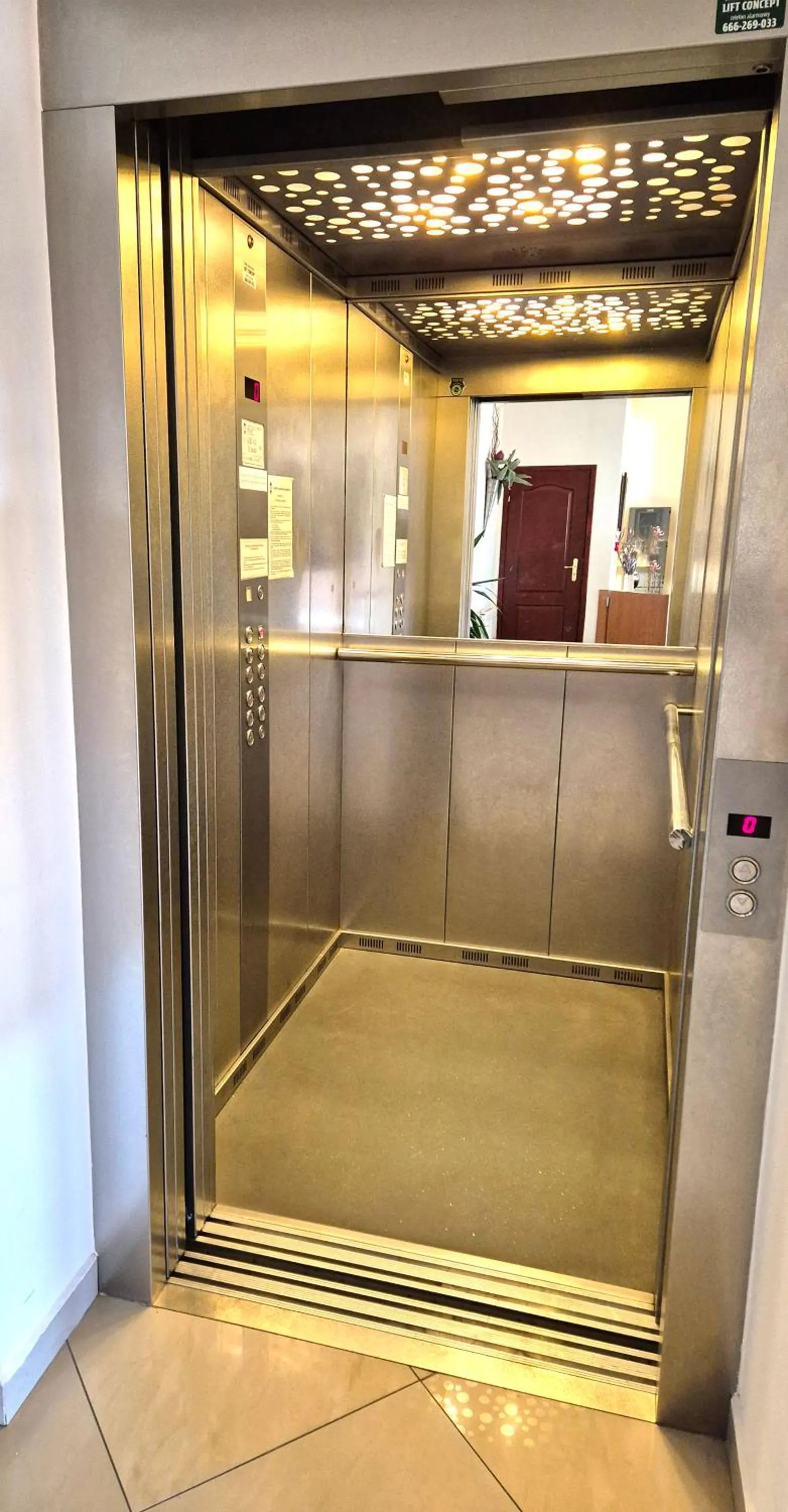 elevator in VILLA MEDICA - z ogrzewanym basenem i pełnym wyżywieniem