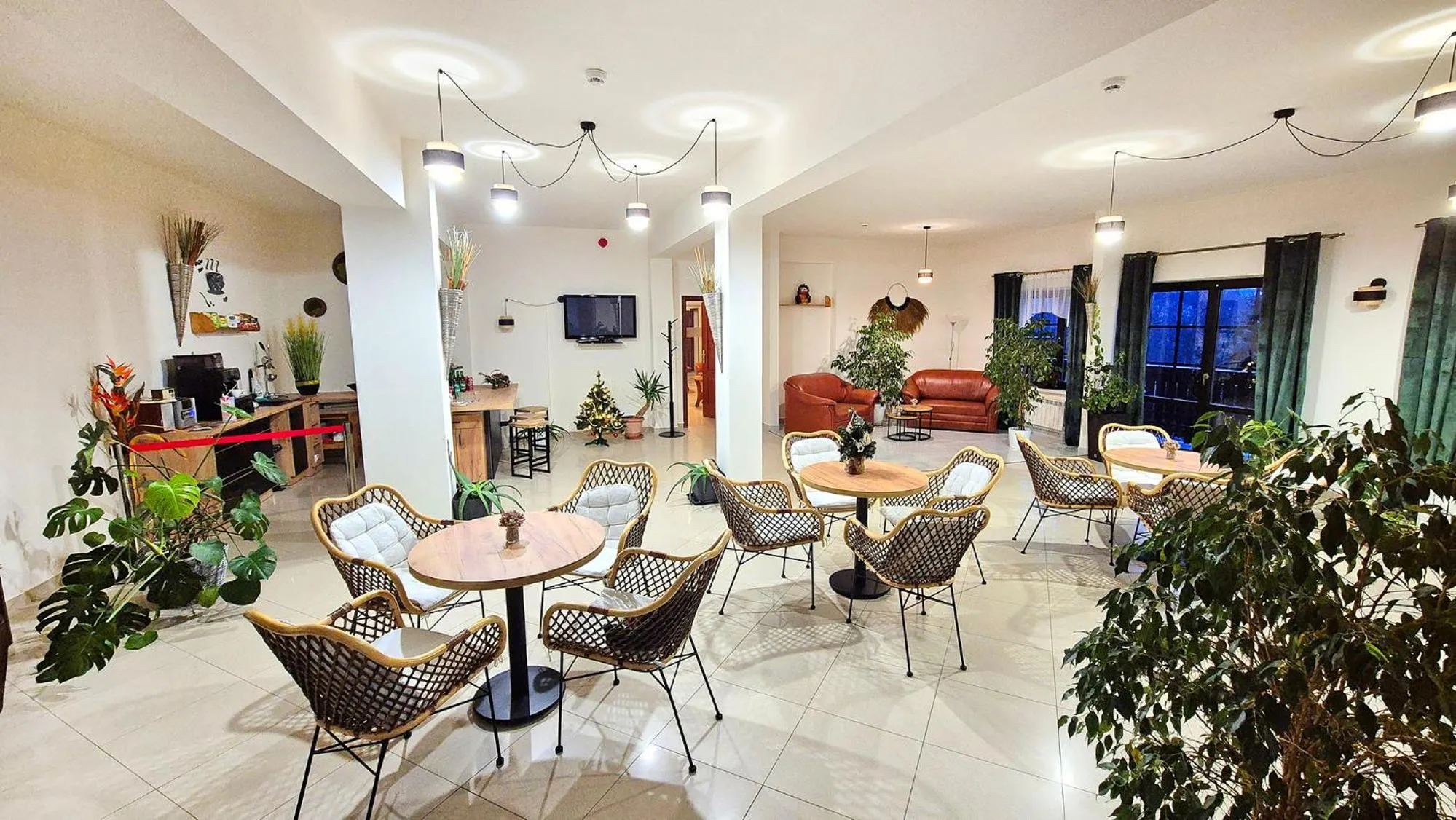 Restaurant/places to eat in VILLA MEDICA - z ogrzewanym basenem i pełnym wyżywieniem