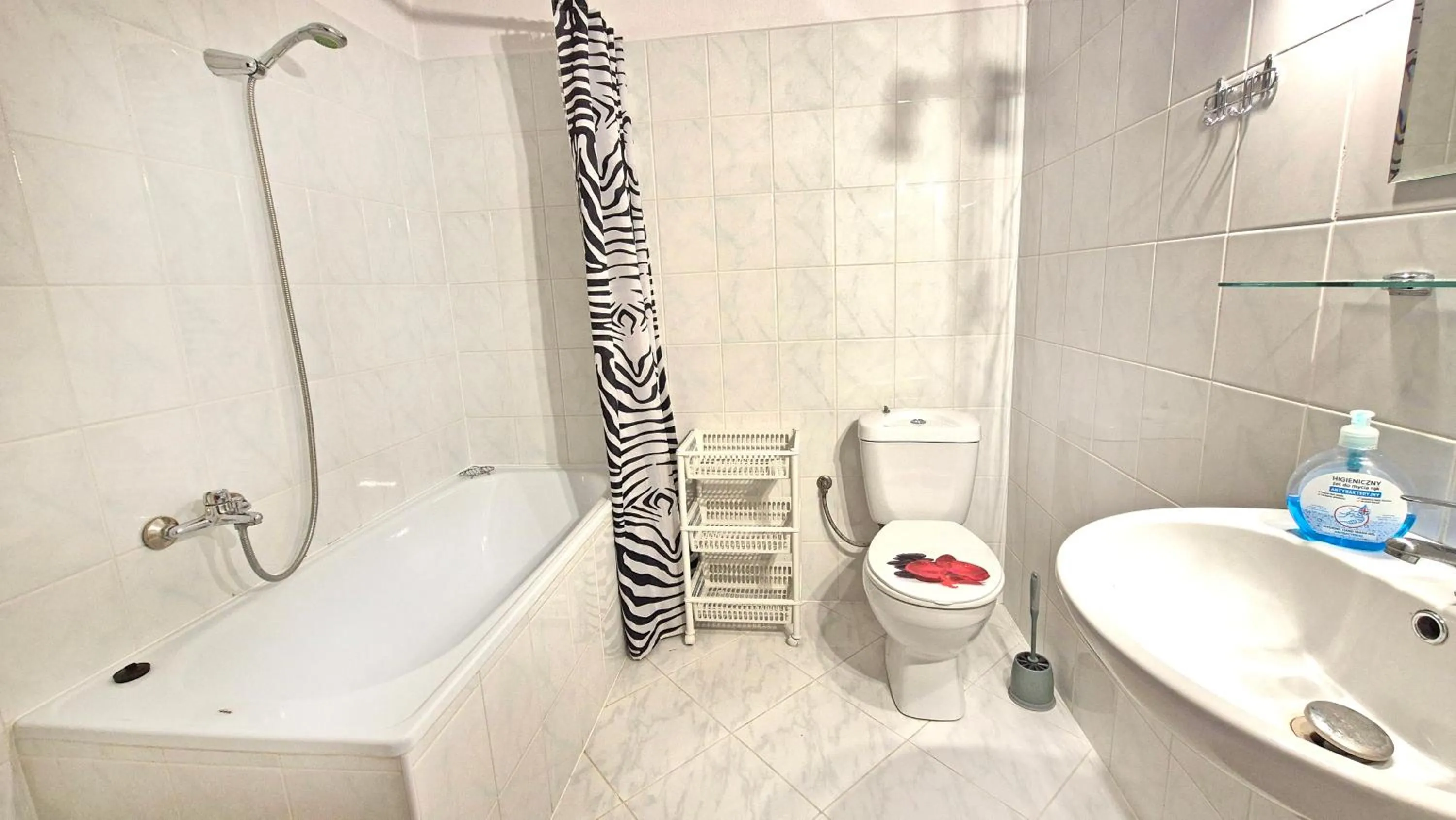Shower in VILLA MEDICA - z ogrzewanym basenem i pełnym wyżywieniem