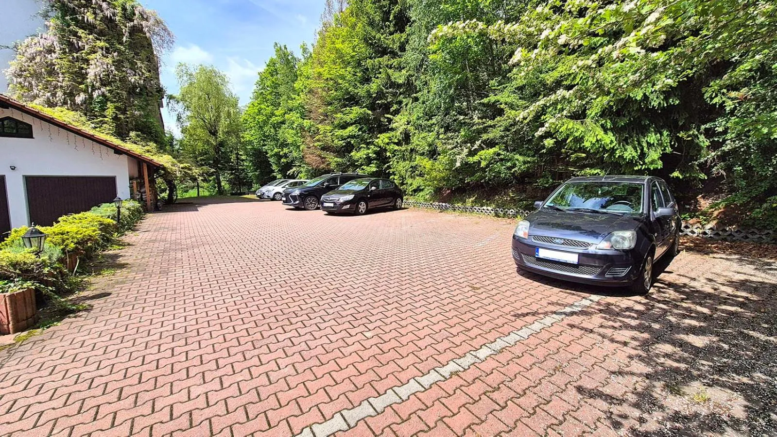 Parking in VILLA MEDICA - z ogrzewanym basenem i pełnym wyżywieniem