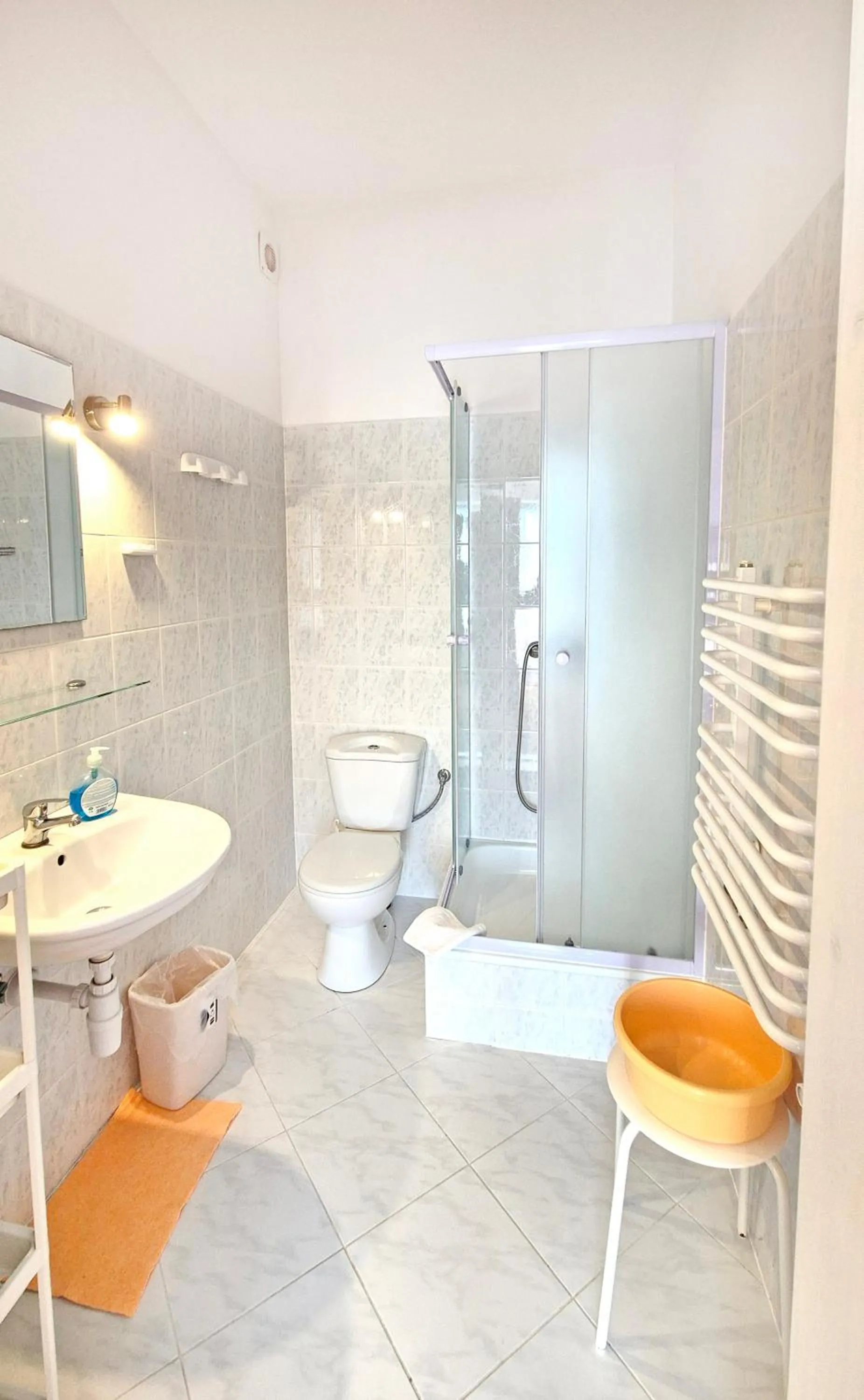Shower in VILLA MEDICA - z ogrzewanym basenem i pełnym wyżywieniem