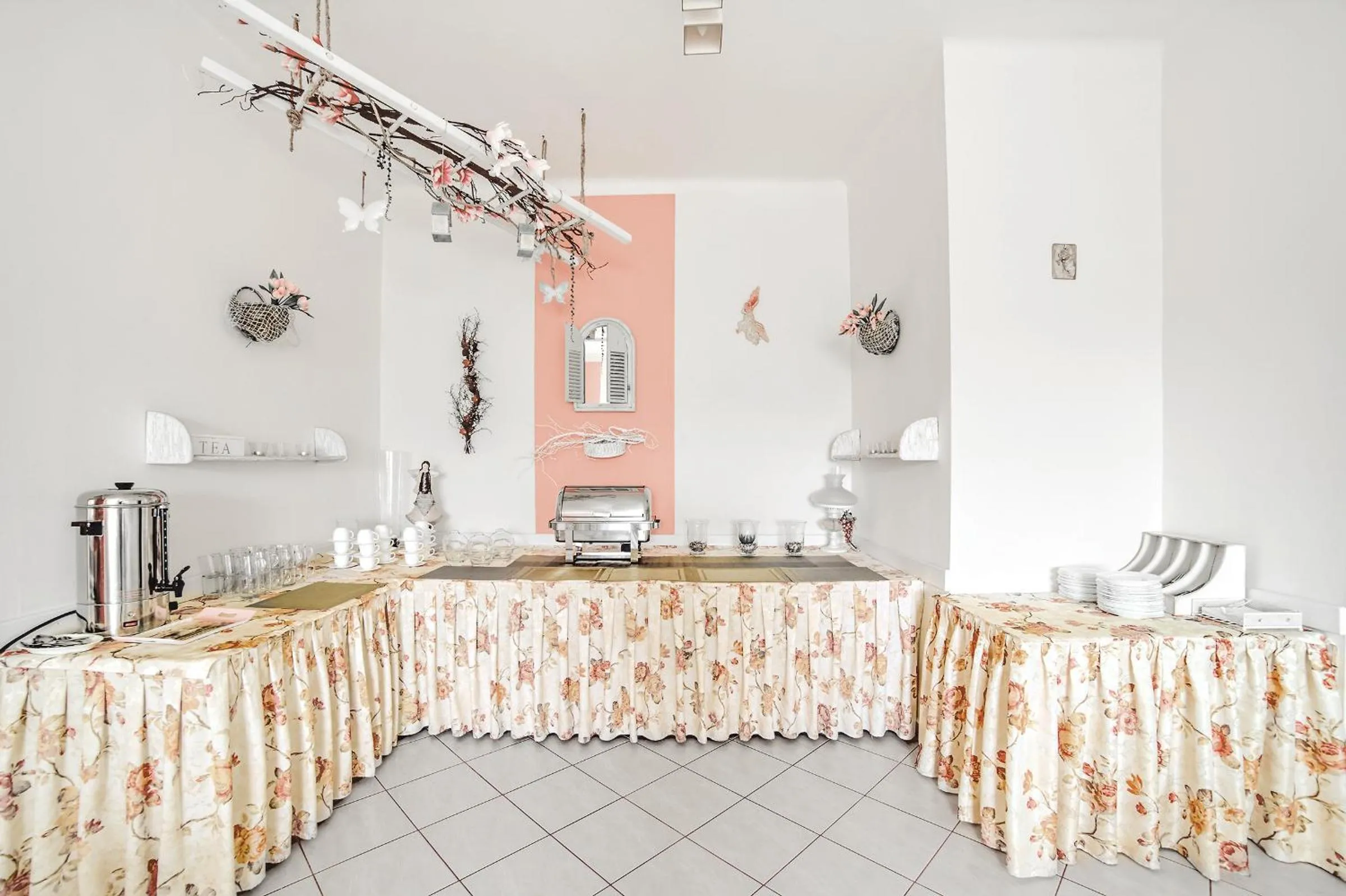 Dining area in VILLA MEDICA - z ogrzewanym basenem i pełnym wyżywieniem