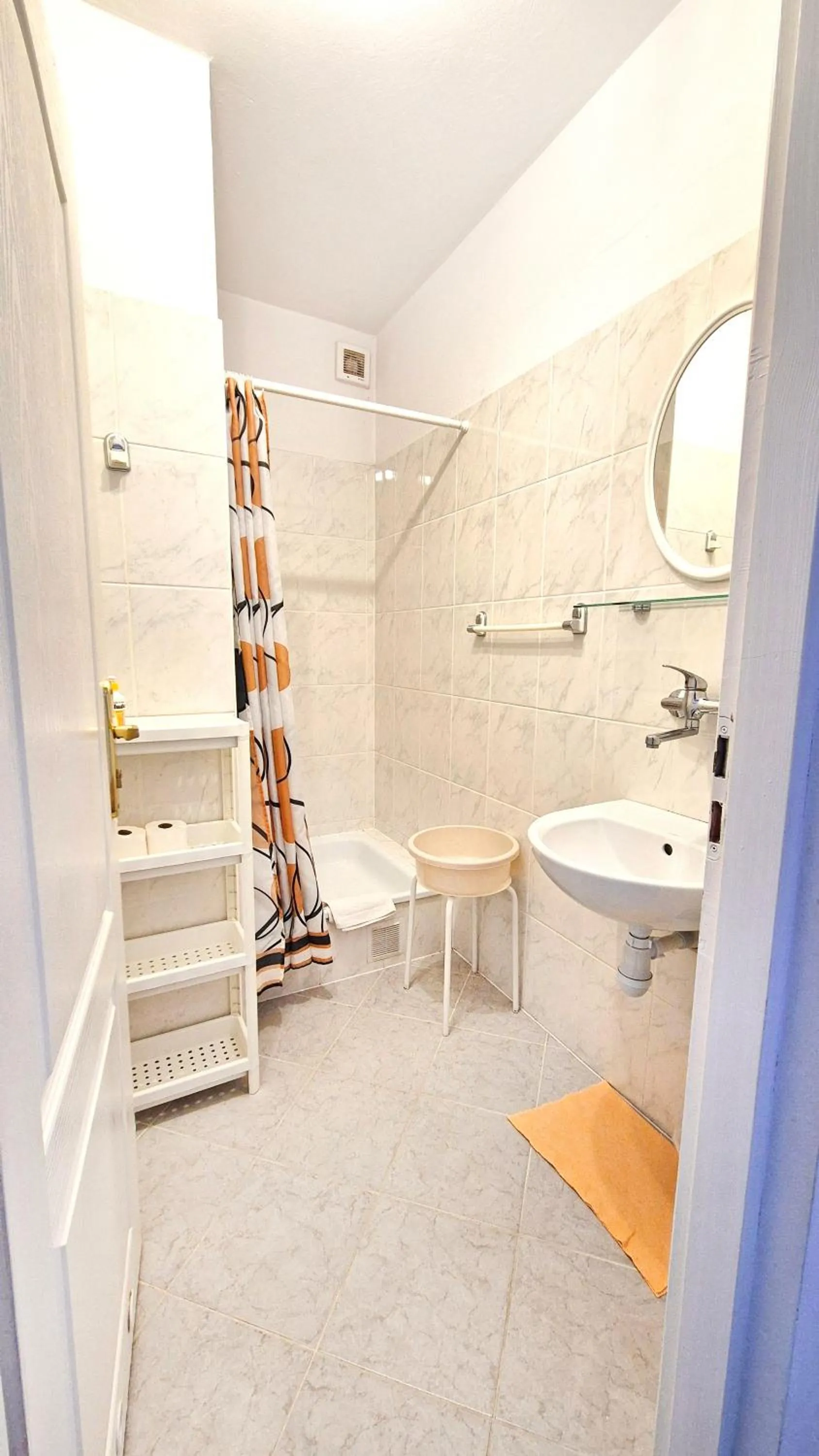 Shower in VILLA MEDICA - z ogrzewanym basenem i pełnym wyżywieniem