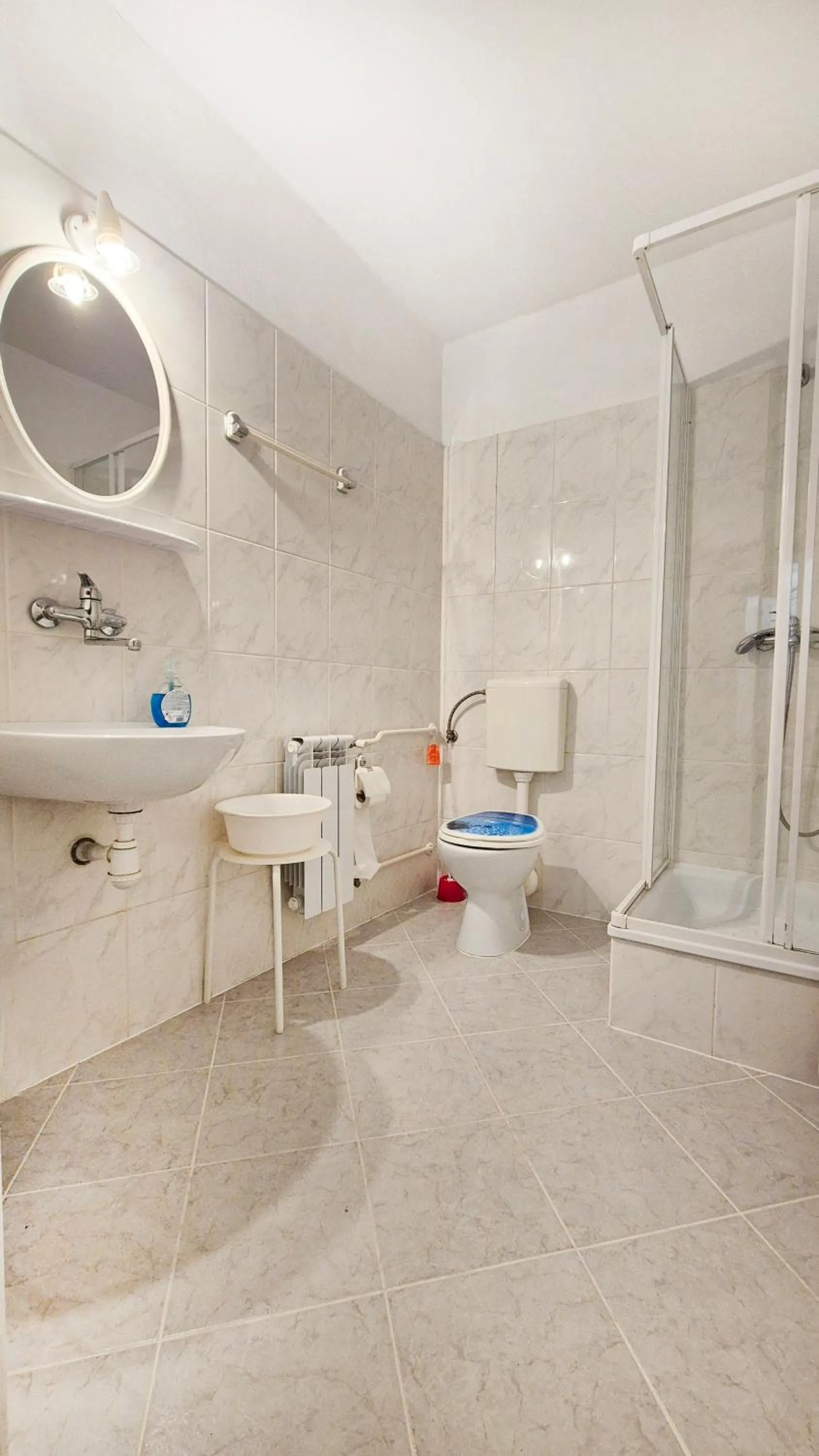 Shower in VILLA MEDICA - z ogrzewanym basenem i pełnym wyżywieniem