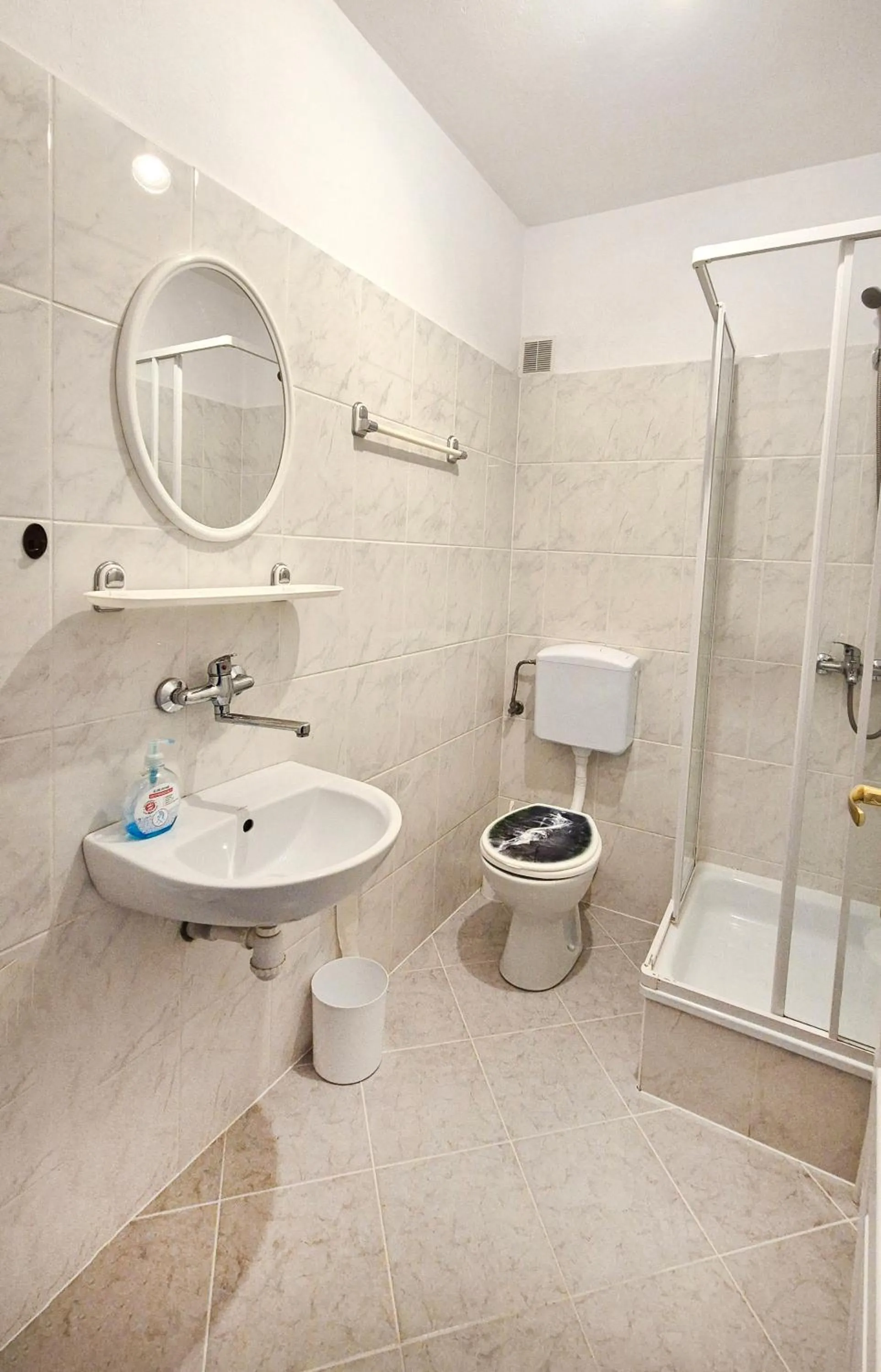 Shower in VILLA MEDICA - z ogrzewanym basenem i pełnym wyżywieniem