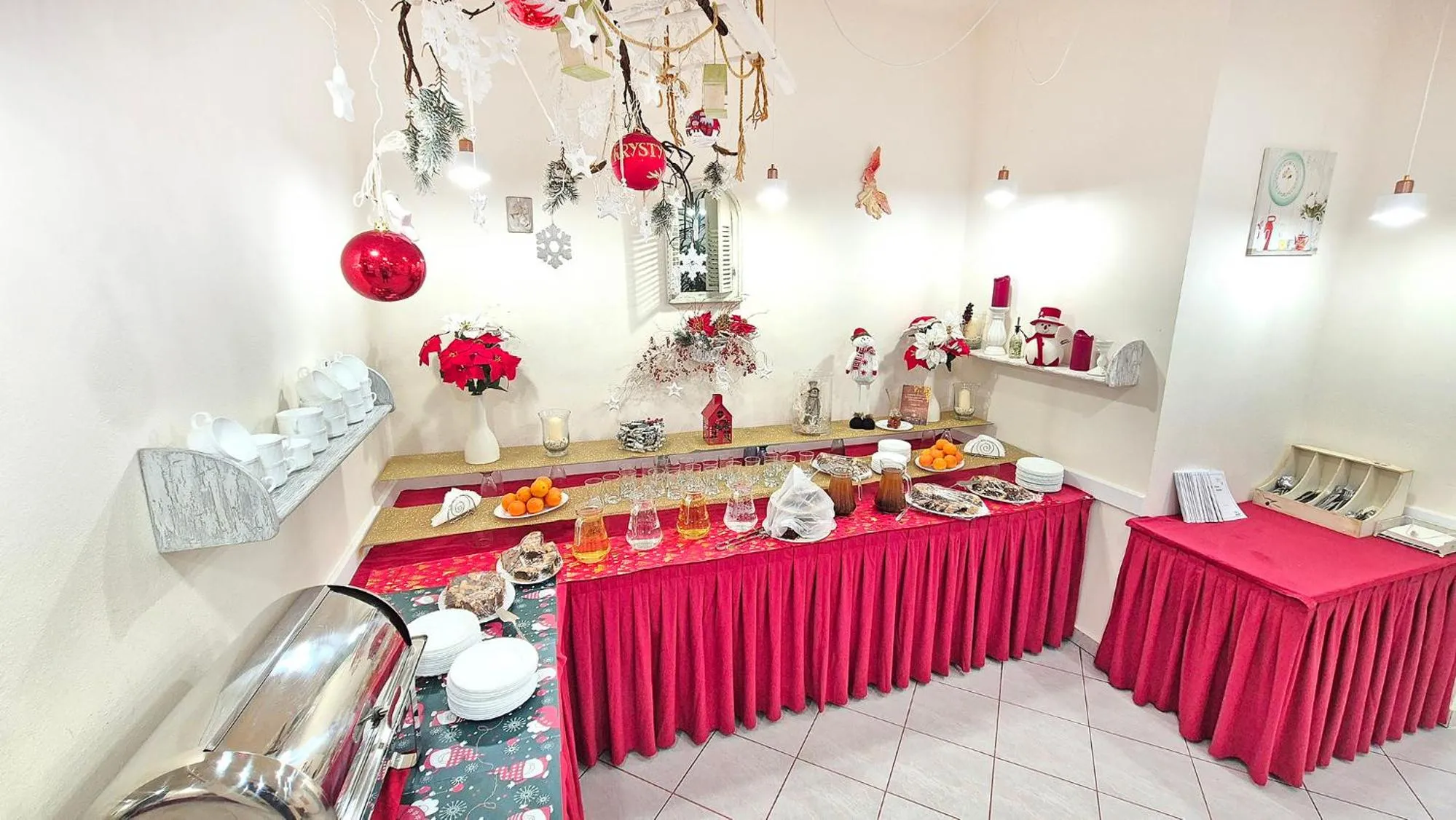 Dining area in VILLA MEDICA - z ogrzewanym basenem i pełnym wyżywieniem
