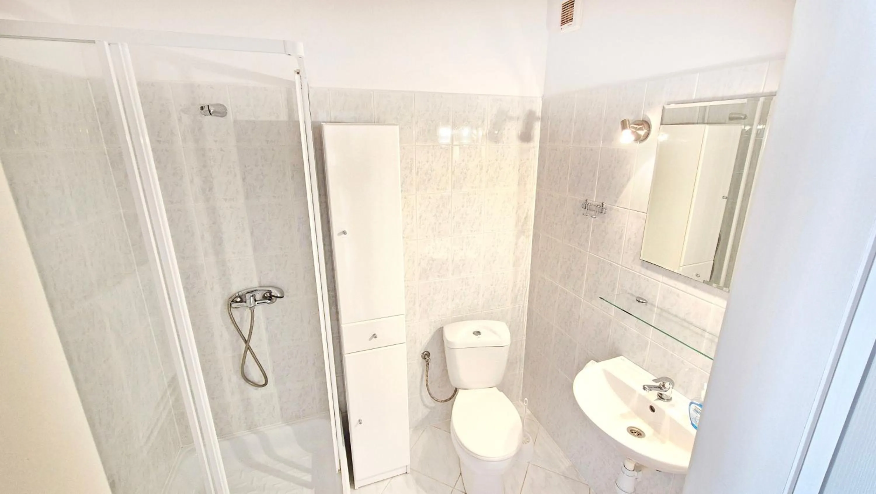 Shower in VILLA MEDICA - z ogrzewanym basenem i pełnym wyżywieniem