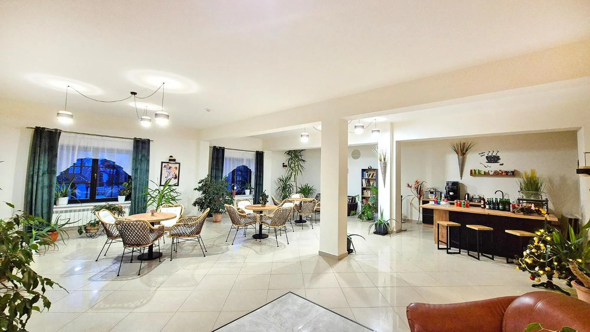 Restaurant/places to eat in VILLA MEDICA - z ogrzewanym basenem i pełnym wyżywieniem