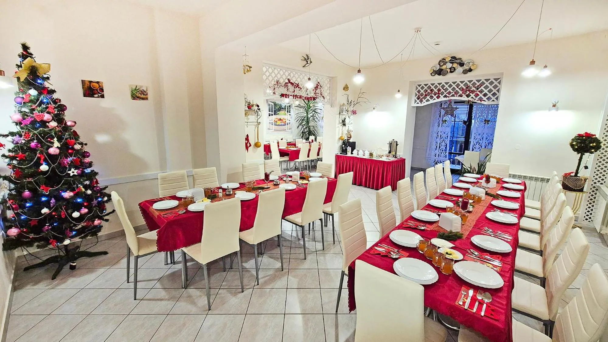Dining area in VILLA MEDICA - z ogrzewanym basenem i pełnym wyżywieniem